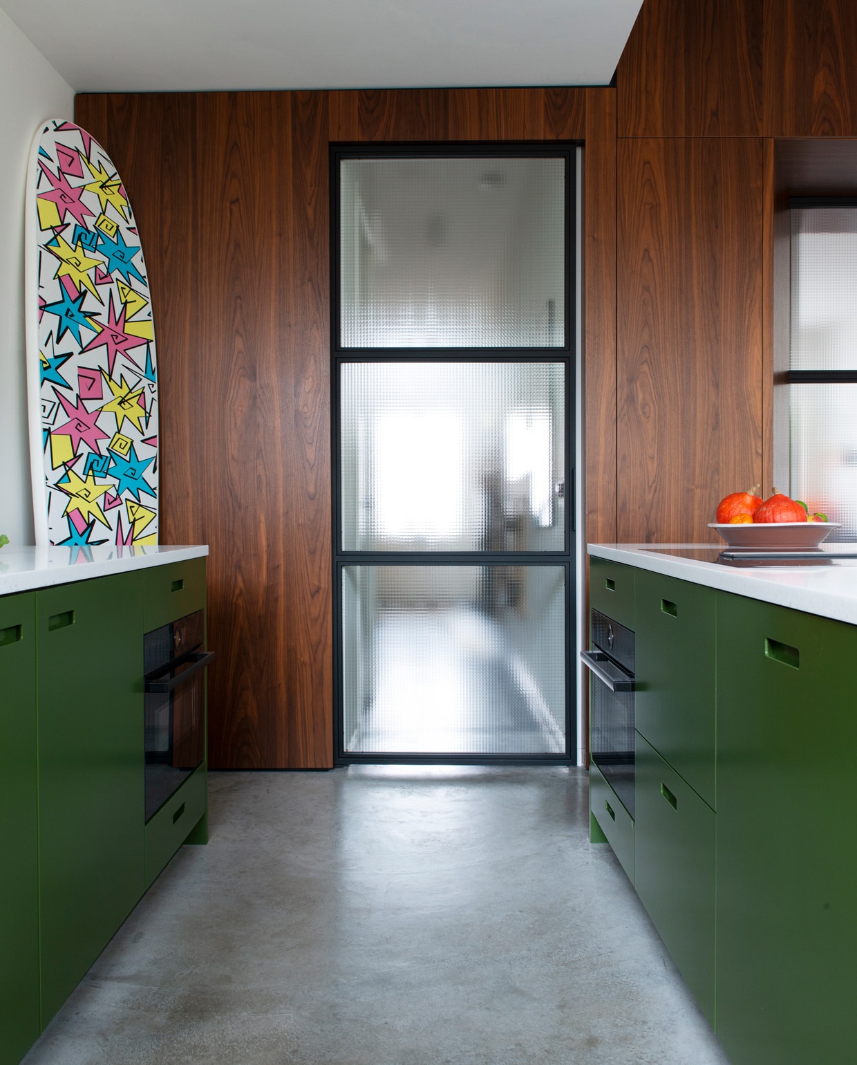 En suite en keuken op maat gemaakt door Houtwerk, keukenblad Hi-Macs, fruitschaal Hay. vtwonen 09-2021 | styling Jeske Weel | fotografie Caroline Coehorst