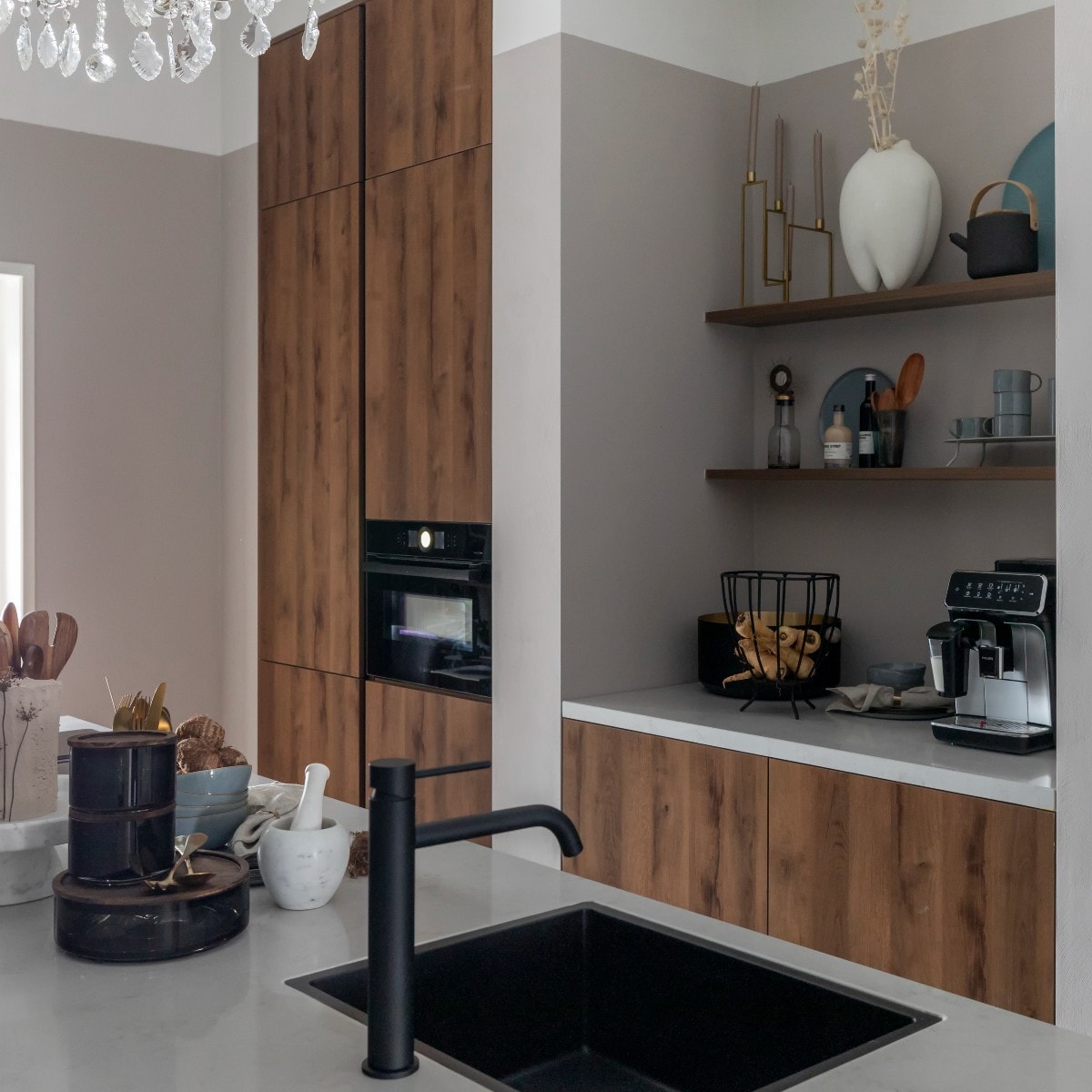 Keuken zelfgemaakt. Vloer van klinkers uit de tuin. Accessoires uit de schuur van Kris’ ouders. Op de wand oude Friese Witjes. Piano Van Urk Rotterdam. Lampen herkomst onbekend. vtwonen Weer verliefd op je huis, aflevering 12 seizoen 15 | styling Liza Wassenaar