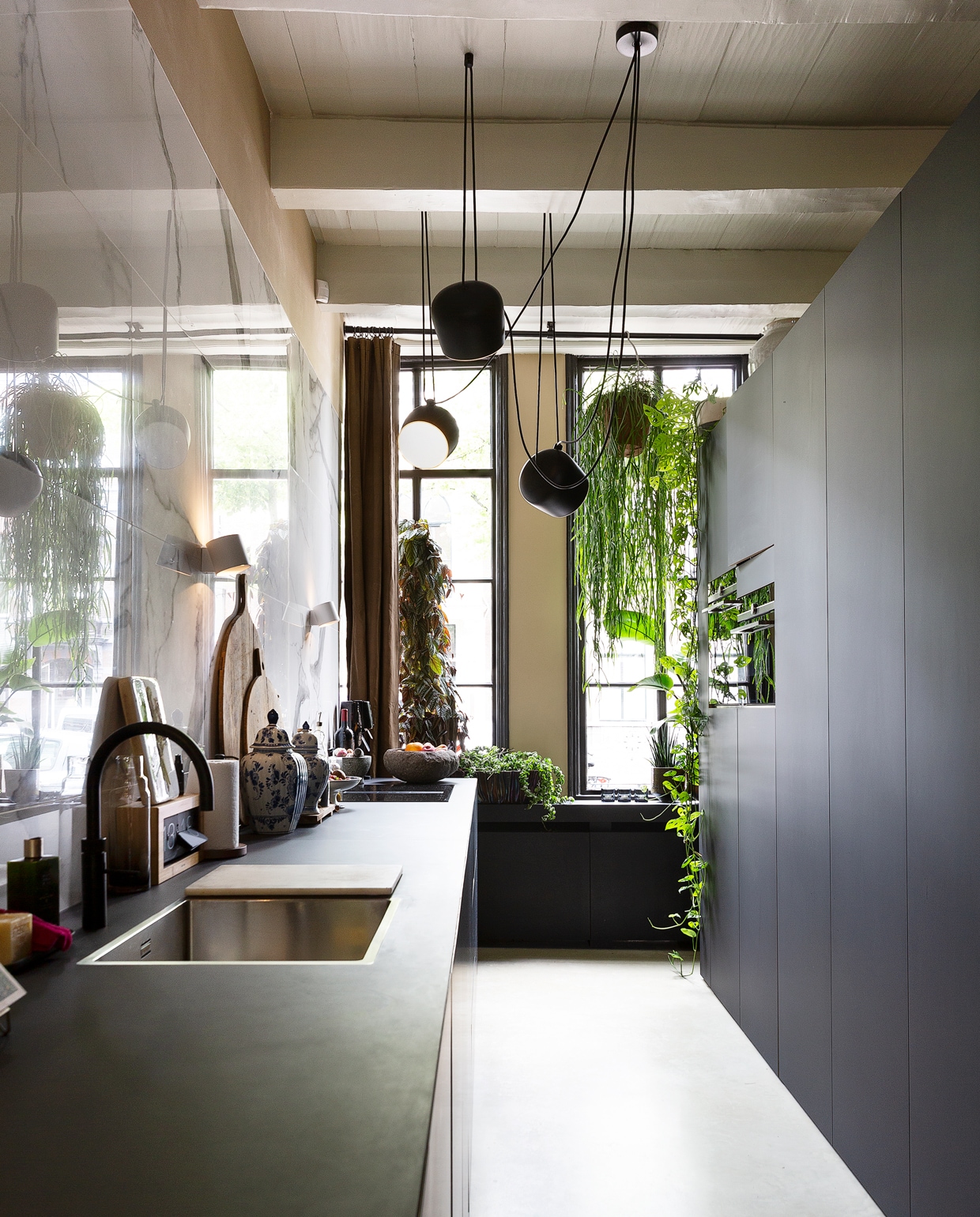 De keuken werd op maat gemaakt door Robbrecht Vormgeving. Lamp van Flos. Kleine lampjes van Rietveld Licht & Wonen in Sliedrecht. vtwonen 01-2020 | styling Frans Uyterlinde | fotografie Jansje Klazinga