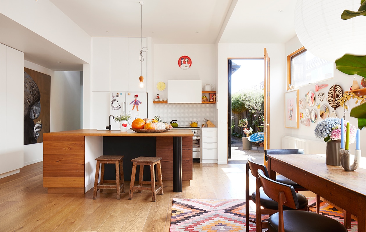 Kunstwerk links Euclid van Geoffrey Carran. Kan met hart Kaj Franck voor Arabia. Krukken en gele fluitketel vintage. Rood bord aan de muur Blossom &amp; Bill. Kleed uit Turkije. G Plan-stoelen van Kofod Larsen vintage. vtwonen binnenkijk special zomerhuizen 07-2021 | productie &amp; styling Living Inside | fotografie Armelle Habib