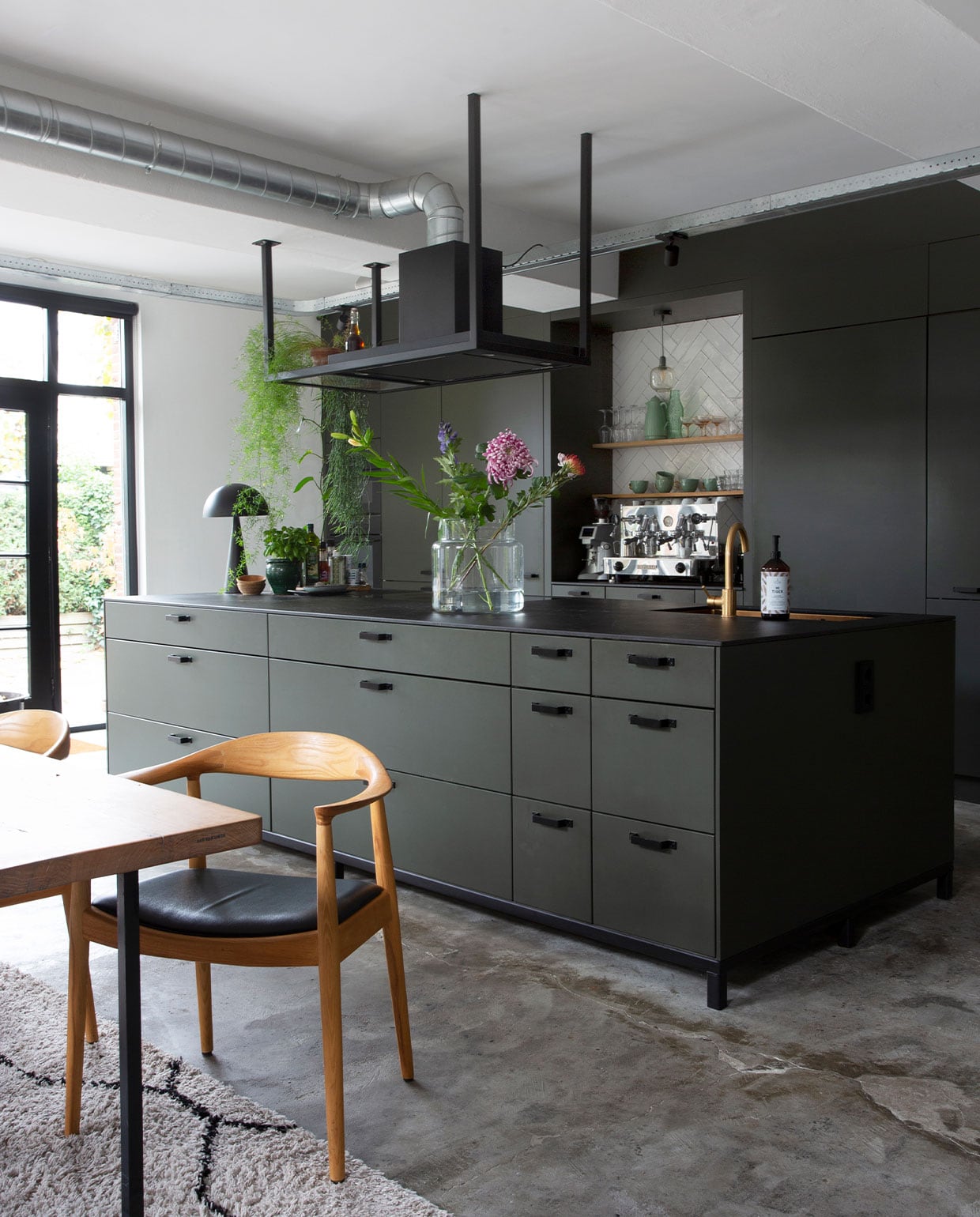Keuken Kvik. Aanrechtblad Kemi. Afzuigkap Marktplaats. Stoel Kennedy Chair van Hans Wegner. vtwonen 13-2021 | productie De Rookerij | styling, fotografie en tekst Jeltje Janmaat | tekstbewerking Anne van den Dool