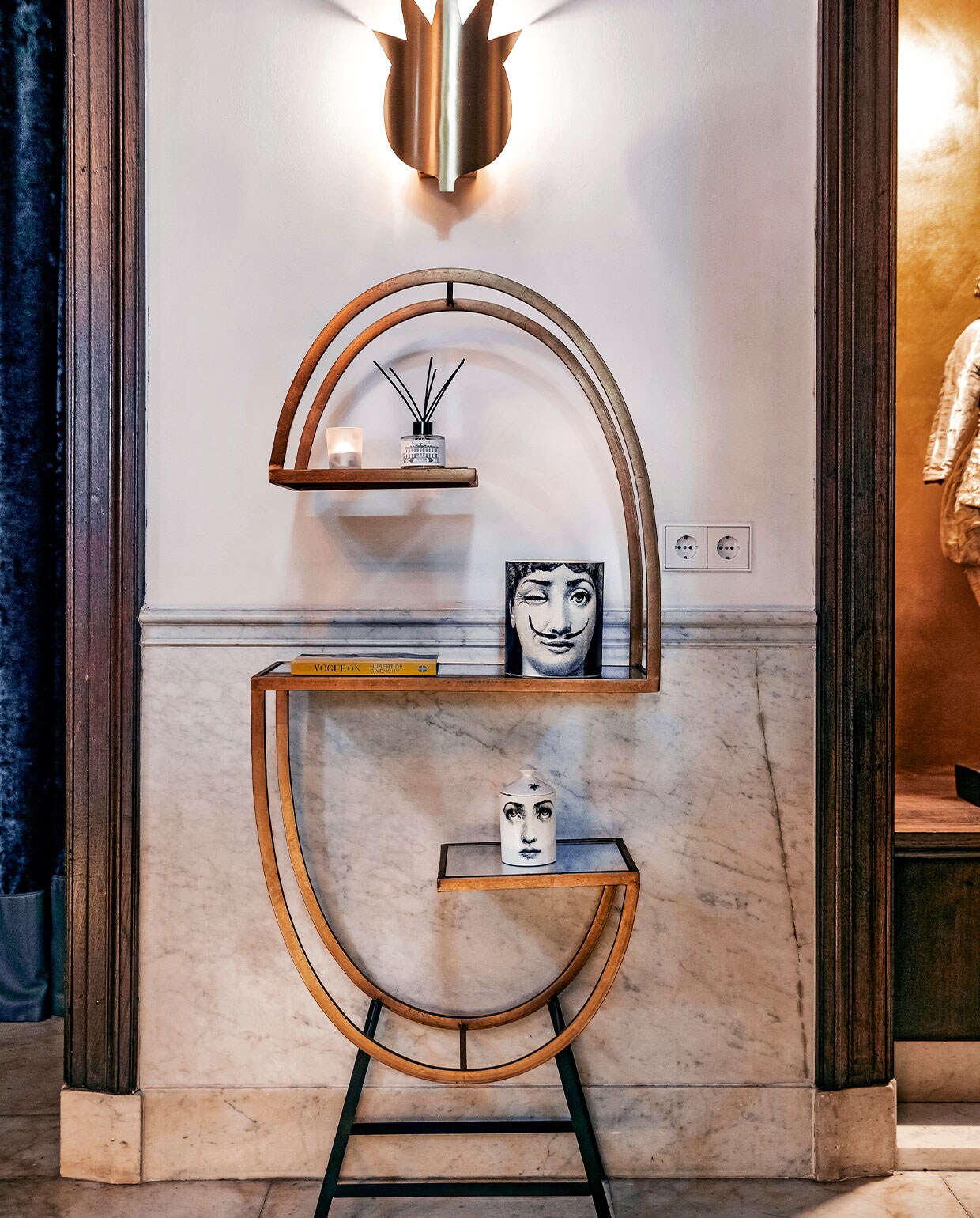 Woonaccessoires en geurkaarsen van Fornasetti vtwonen hotels bijlage 13-2020 | Fotografie Ernie Enkelaar  | Tekst Roos Stalpers en Fee van ’t Veen