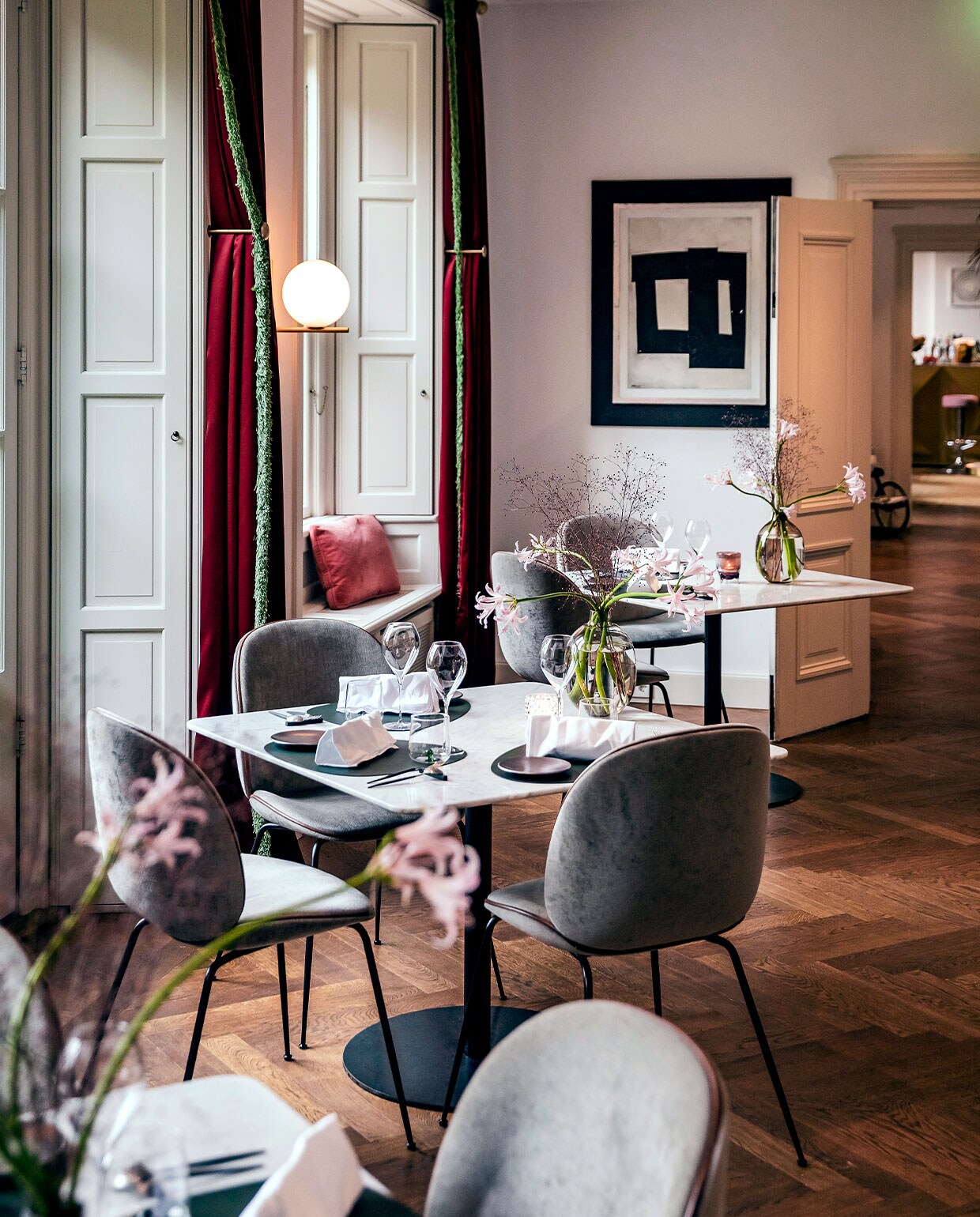 Beetle chairs van GamFratesi voor Gubi, kunstwerk van San Ming. Wandlamp van geborsteld messing van Michael Anastassiades voor Flos. vtwonen hotels bijlage 13-2020 | Fotografie Ernie Enkelaar  | Tekst Roos Stalpers en Fee van ’t Veen