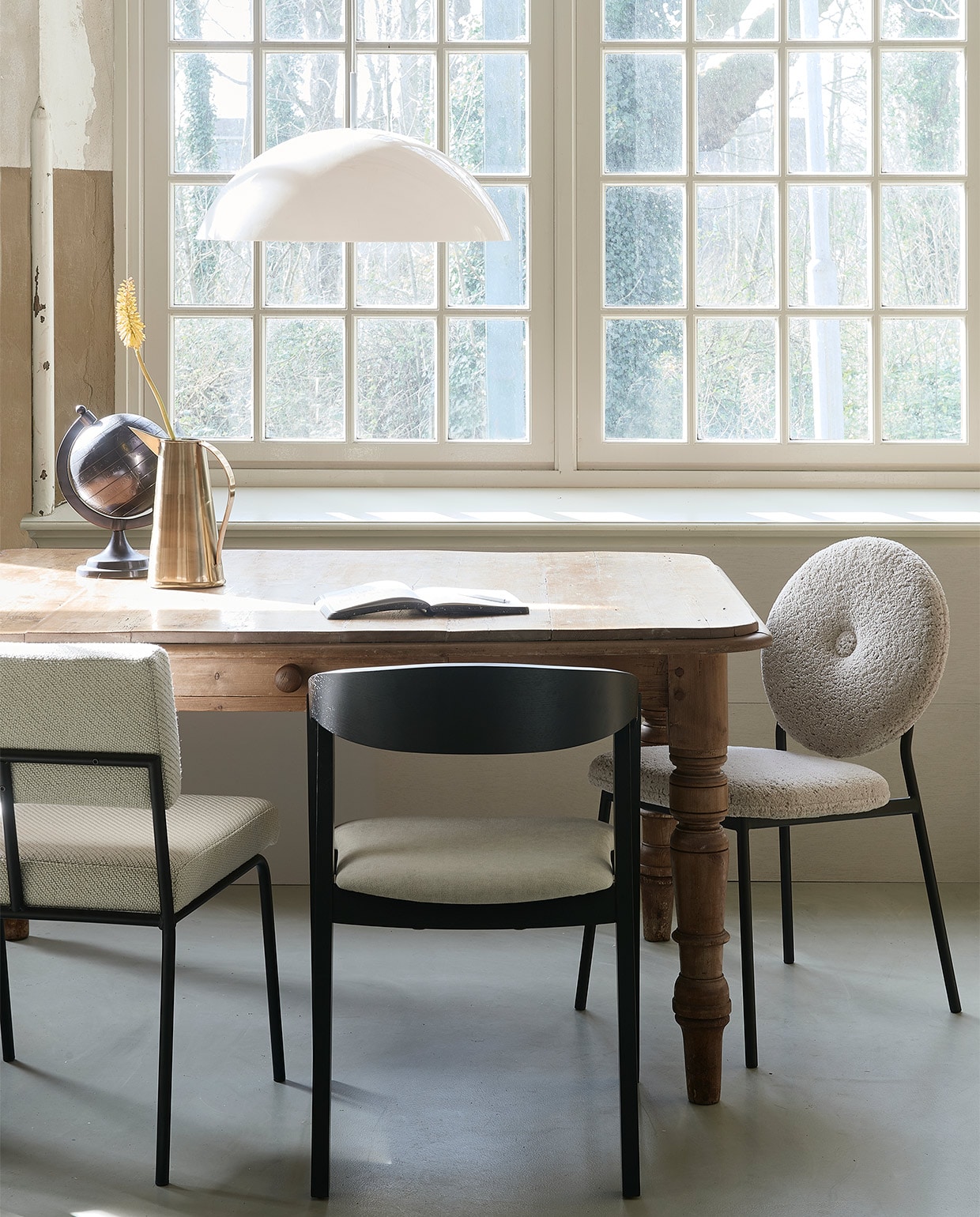 Grenenhouten tafel, 180x90x80 cm (lxbxh) prijs op aanvraag (vandijkenko.nl). Bouclé stoel Mist € 259,- (zuiver.com). Zwart gebeitste stoel Edske € 229,-(demachinekamer.nl). Stoel Monday, metalen frame € 299,- (festamsterdam.com). Acryl hanglamp Cupola € 170,- (hkliving.nl). Koperen kan Kassan € 49,50, globe Miles vanaf € 39,- (dutchbone.com). vtwonen 06-2021 | styling Fietje Bruijn | fotografie Dennis Brandsma