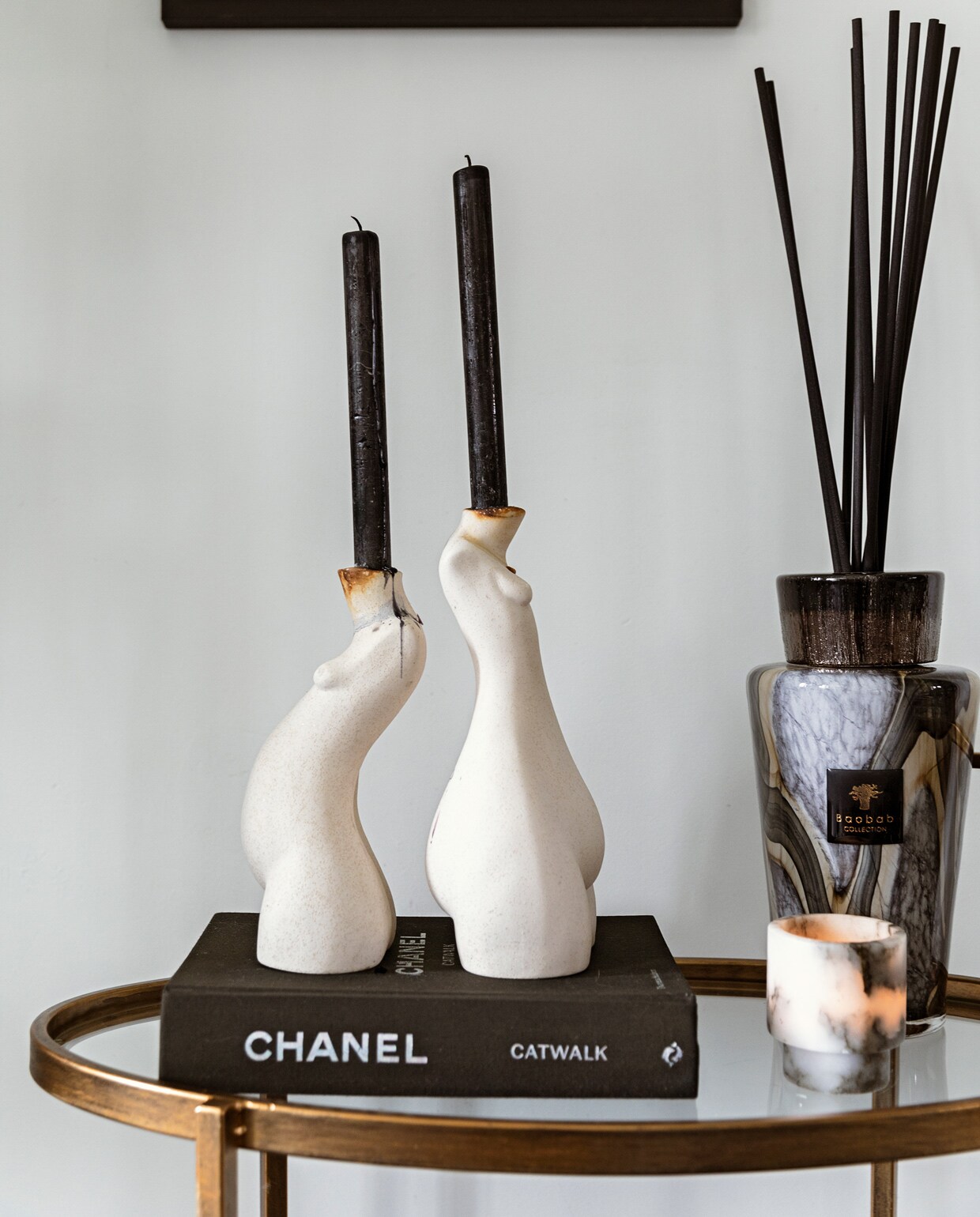 Bijzettafel BePureHome. Schilderij Cate Adriana. Boek Chanel. Kandelaars Anissa Kermiche. Geurstokjes Baobab. Kaarsenhouder Graanmarkt 13. vtwonen 11-2021 | styling Ilona Jongepier | fotografie Dana van Leeuwen