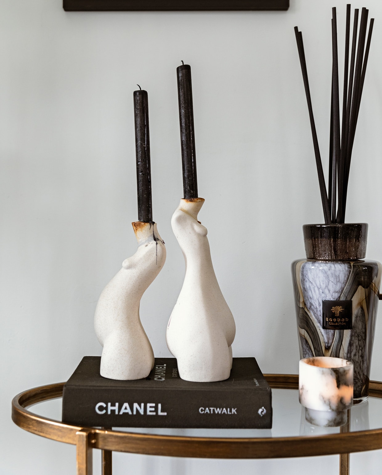 Bijzettafel BePureHome. Schilderij Cate Adriana. Boek Chanel. Kandelaars Anissa Kermiche. Geurstokjes Baobab. Kaarsenhouder Graanmarkt 13. vtwonen 11-2021 | styling Ilona Jongepier | fotografie Dana van Leeuwen