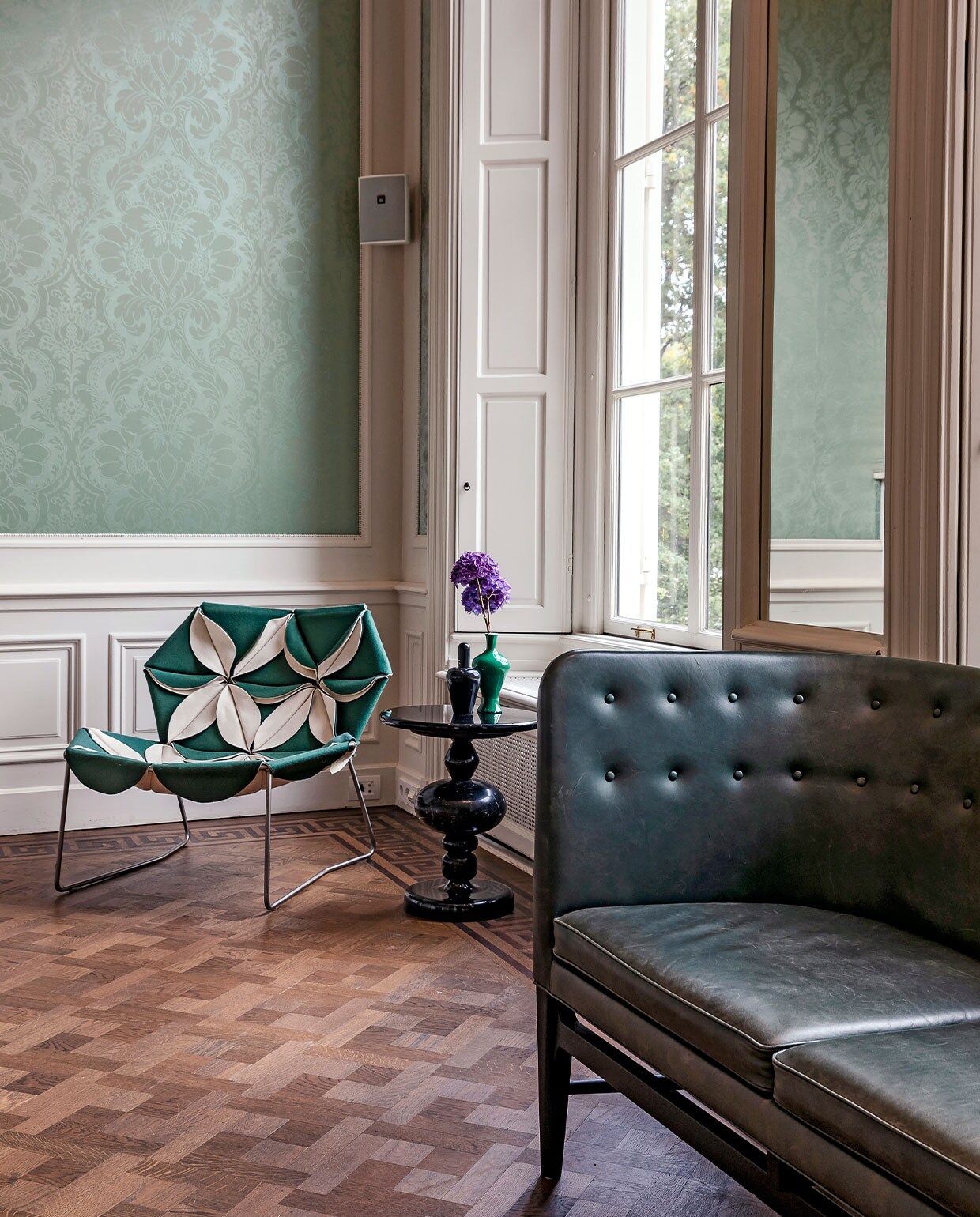 Deze privésalon op de eerste verdieping heeft een monumentale schouw, schitterend uitzicht en als pronkstuk een luie loungechair van Patricia Urquiola voor Moroso. vtwonen hotels bijlage 13-2020 | Fotografie Ernie Enkelaar  | Tekst Roos Stalpers en Fee van ’t Veen
