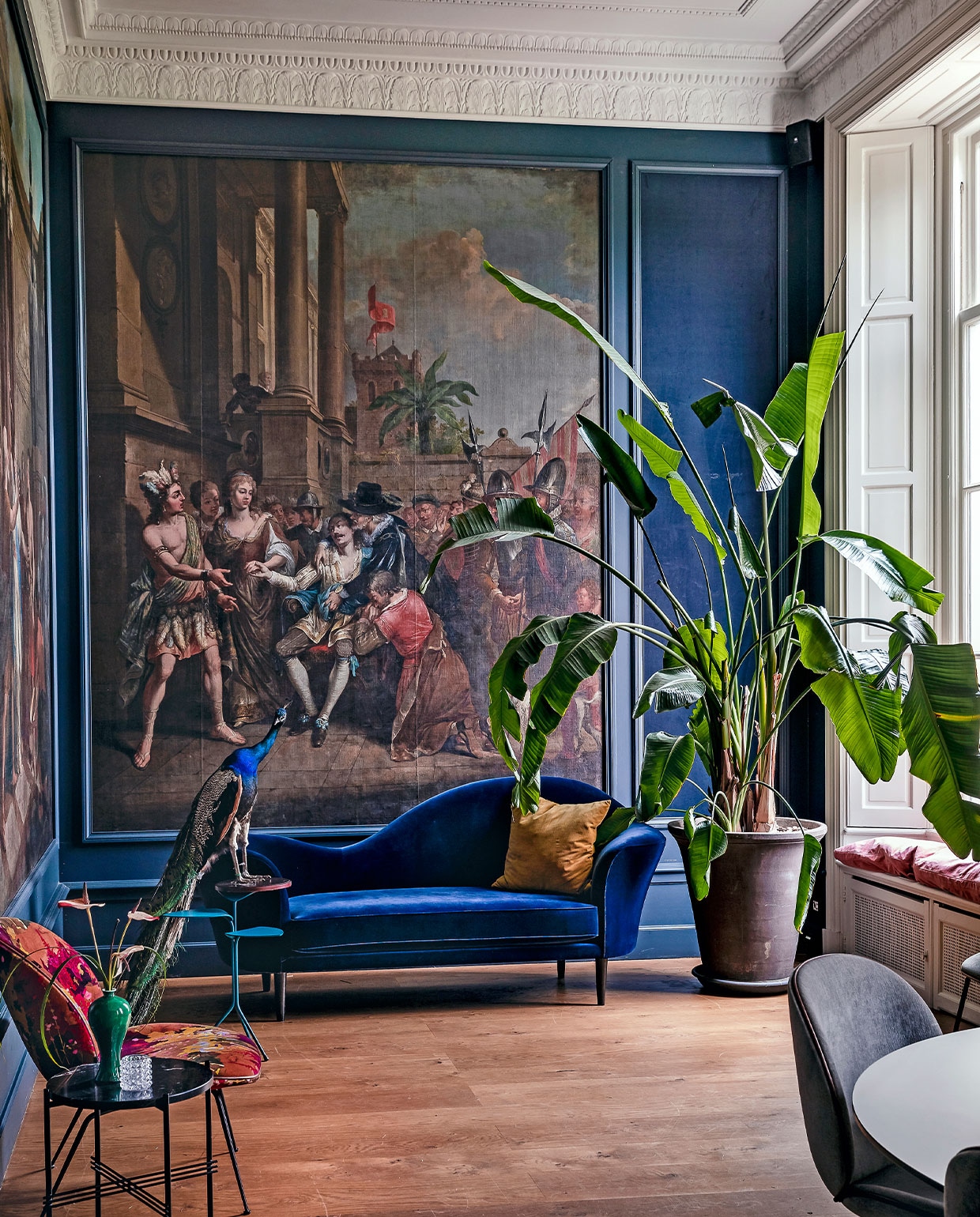 De Schilderijenkamer op de eerste verdieping van het hoofdhuis. Hier hangen vijf stukken, oftewel behangsels, van Willem Joseph Laquy (ca. 1780): voorstellingen uit de tragedies van Voltaire. Chaise longue Grand Piano en stoel Beetle van GamFratesi uit de collectie van Gubi. vtwonen hotels bijlage 13-2020 | fotografie Ernie Enkelaar  | tekst Roos Stalpers en Fee van ’t Veen