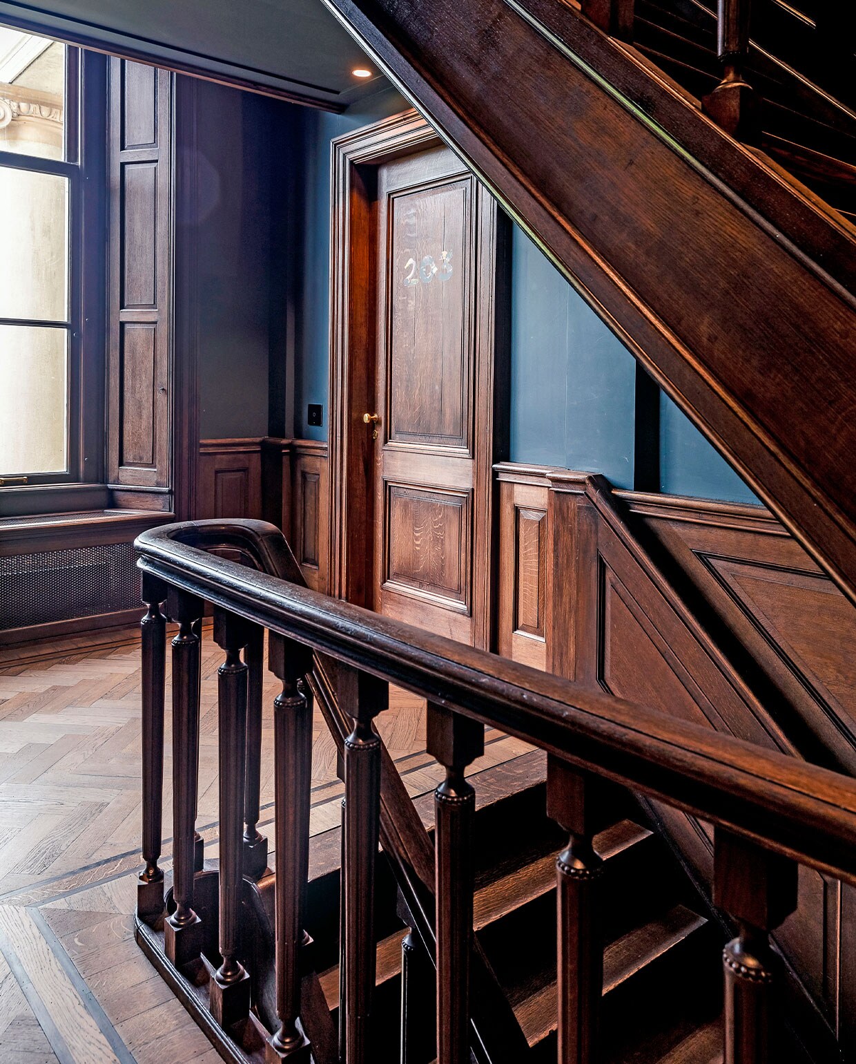Het petrol van het trappenhuis is geen standaardkleur, maar werd door Judith samengesteld. Afhankelijk van de lichtinval oogt de kleur steeds anders, van groen tot grijs. vtwonen hotels bijlage 13-2020 | Fotografie Ernie Enkelaar  | Tekst Roos Stalpers en Fee van ’t Veen