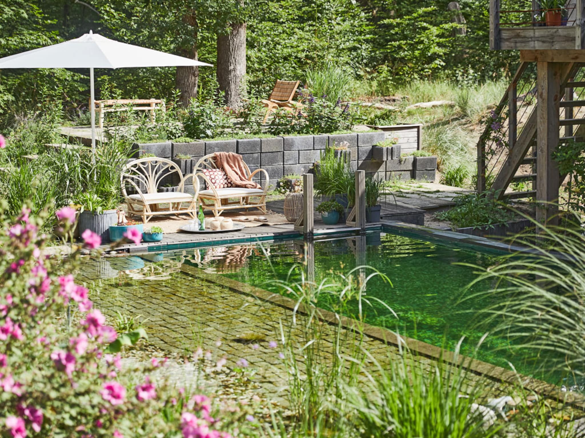 tuin met hoogteverschillen zo richt je het optimaal in met trappen terrassen en planten