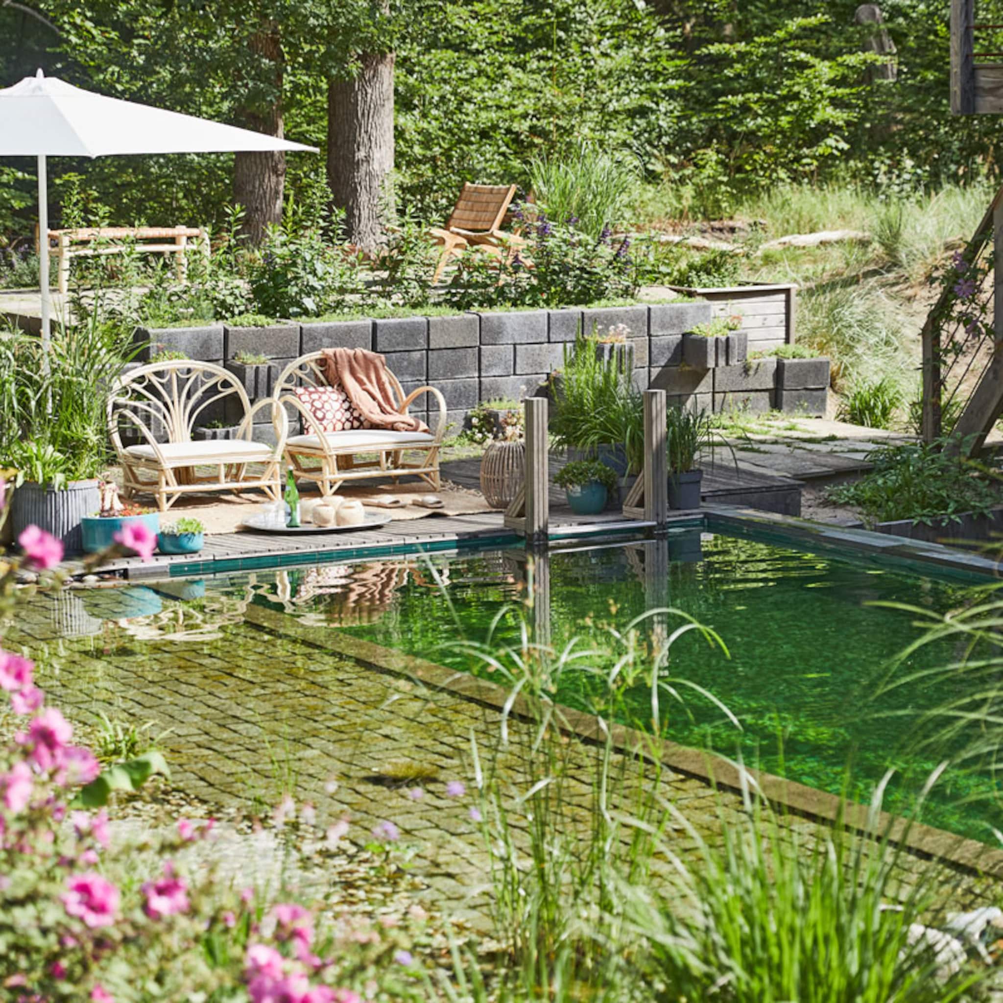 tuin met hoogteverschillen zo richt je het optimaal in met trappen terrassen en planten