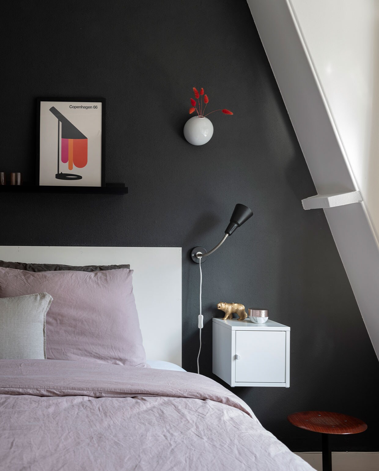 Wandplank, bedlamp, wandkast Ikea. Beddengoed en gouden beer H&amp;M. Glaasjes Hay, print juniqe.nl, wandvaasje Serax, kruk vintage. Crème Rituals. Muurverf Raaf van Histor. vtwonen 13-2021 | styling Sharon Roest | fotografie Caroline Martinot | tekst Monique van der Pauw
