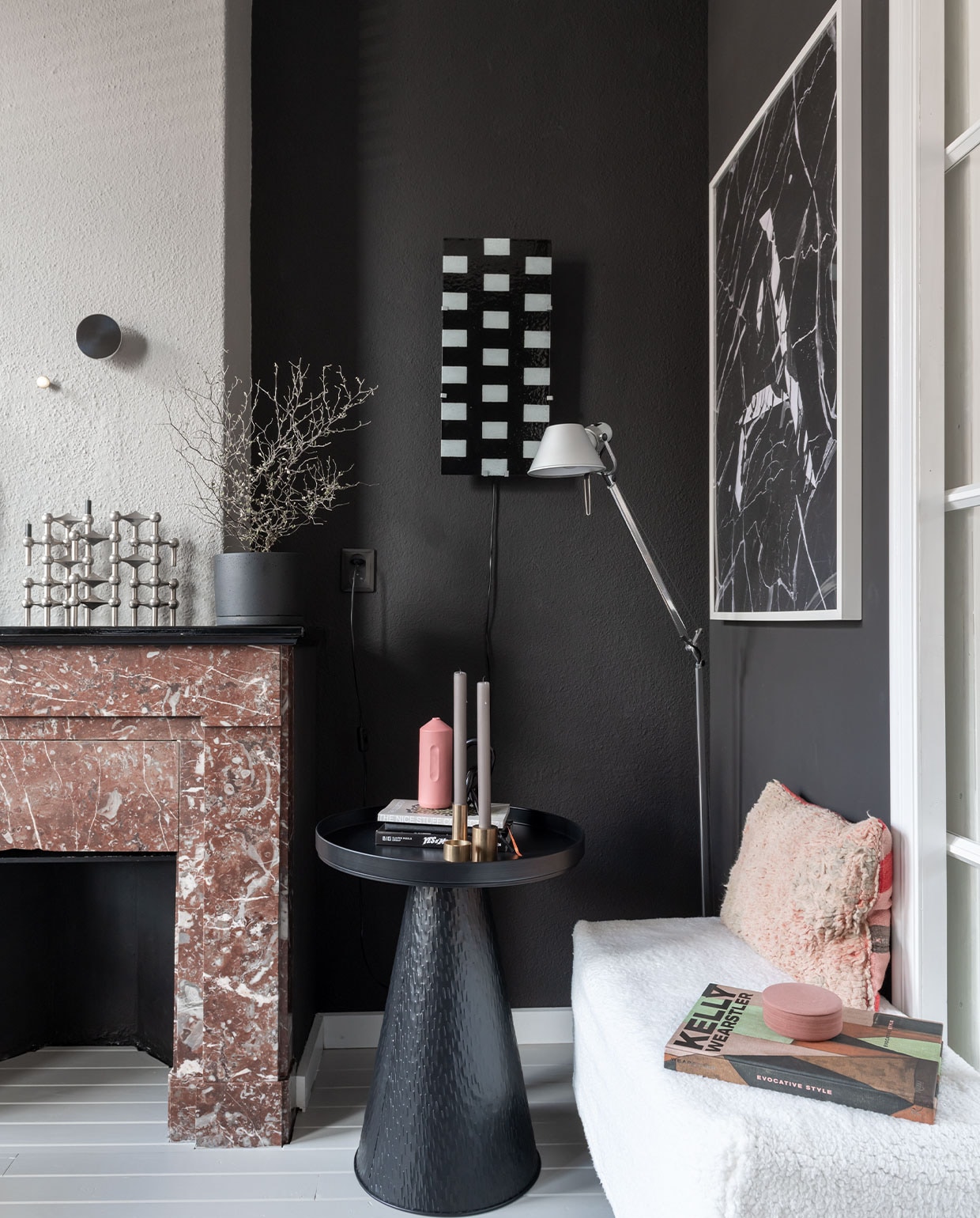 Bijzettafel Karwei, oude zitbank zelf bekleed met teddystof. Kandelaar Stoff Nagel van Stoff. Vintage Ikea wandlamp via Holder Interiors. Spiegel New Works. Messing knop Dot van Muuto, zwarte bloempot en roze doosje Wrong van Hay, beige geurkaars Osynlig van Ikea. Print A marmer van Playtype. Roze vaas Foekje Fleur. Zwarte zeepstenen knoop Studio Yen, messing kandelaren Jensen Plus. Berber kussen World of Blends. Lamp Tolomeo van Artemide. Muurverf Authentic Grey van Flexa en Raaf van Histor. vtwonen 13-2021 | styling Sharon Roest | fotografie Caroline Martinot | tekst Monique van der Pauw