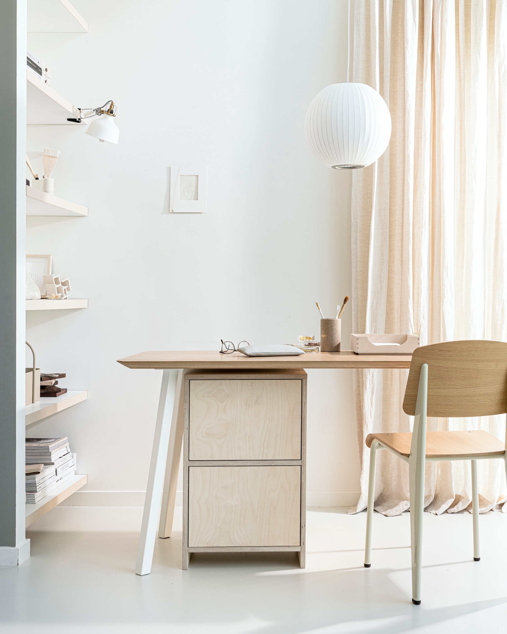 Hanglamp Nelson Ball Bubble van Hay, maat S, 32,5×30,5 cm (Øxh) € 495,-, houten papierbakje van Zeller € 11,95, toolbox cashmere Grib van Ferm Living € 55,25 (vtwonen.nl). Stoel Standard van Jean Prouvé € 719,- (vitra.com). Bureau New Classic Home Desk, 160×70 cm € 1395,- (studio-henk.nl). Witte wand-/klemspot Ranarp € 19,95 (ikea.nl). Etui van Monograph € 33,20 (monograph.dk). Goudkleurige ketting met hanger vanaf € 75,- (archive-store.nl). Platte glazen petrischalen vanaf € 1,12 (sostrenegrene.com). Witte sculpture Azi € 150,-, porseleinen kunstwerk in houten lijst van Lisanne Lammers i.s.m. Studio Yen € 75,- (studio-yen.com). Overig privébezit. 2021-09 | productie &amp; styling Kim van Rossenberg | uitvoering Richard van Meerveld | fotografie Sjoerd Eickmans
