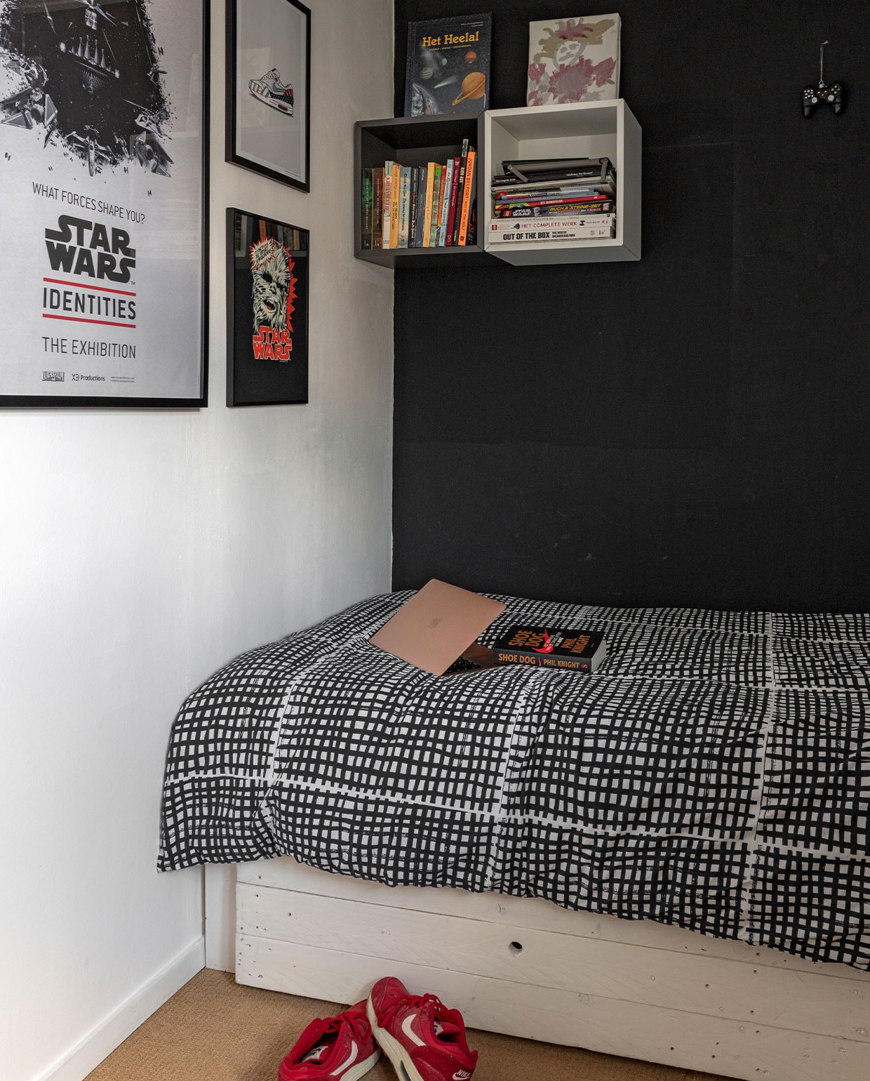 Bed gemaakt door Michel. Wandkasten, dekbed­overtrek Ikea. Grote print Star Wars gekocht bij Star Wars-expositie, poster Nike KickPosters.Rechtsonder een ingelijst Star Wars-shirt van zoon Milan. Muurverf Raaf van Histor. vtwonen 13-2021 | styling Sharon Roest | fotografie Caroline Martinot