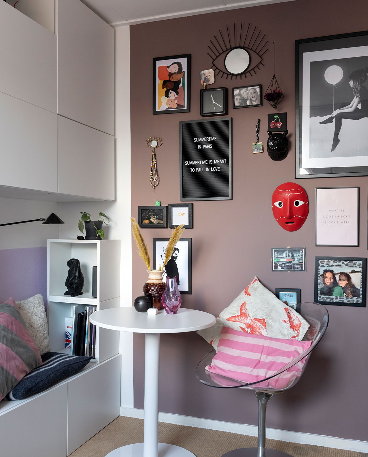 Kasten Ikea. Kussens beige en grijze streep HKliving, witte streep zelfgemaakt van verhuisdeken, in stoel Hema. Wandlamp, bijzettafel en roze vaas vintage. Stoel Eros van Kartell. Zwarte plantenpot en masker Hay. Haas Action, zelf zwart gespoten. Oogspiegel, letterbord en zwart potje Kwantum. West Germany vaas @coosje_vintage_living. Prints Juniqe., Ruben Ireland, privéfoto’s. Muurverf Chocolate Milk van Flexa. vtwonen 13-2021 | styling Sharon Roest | fotografie Caroline Martinot