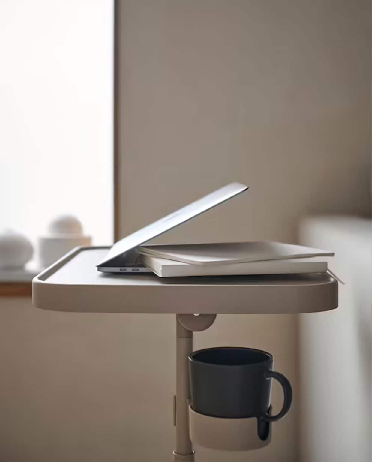 BJÖRKÅSEN laptop-stand €19.95 VÅRFINT dienblad van IKEA