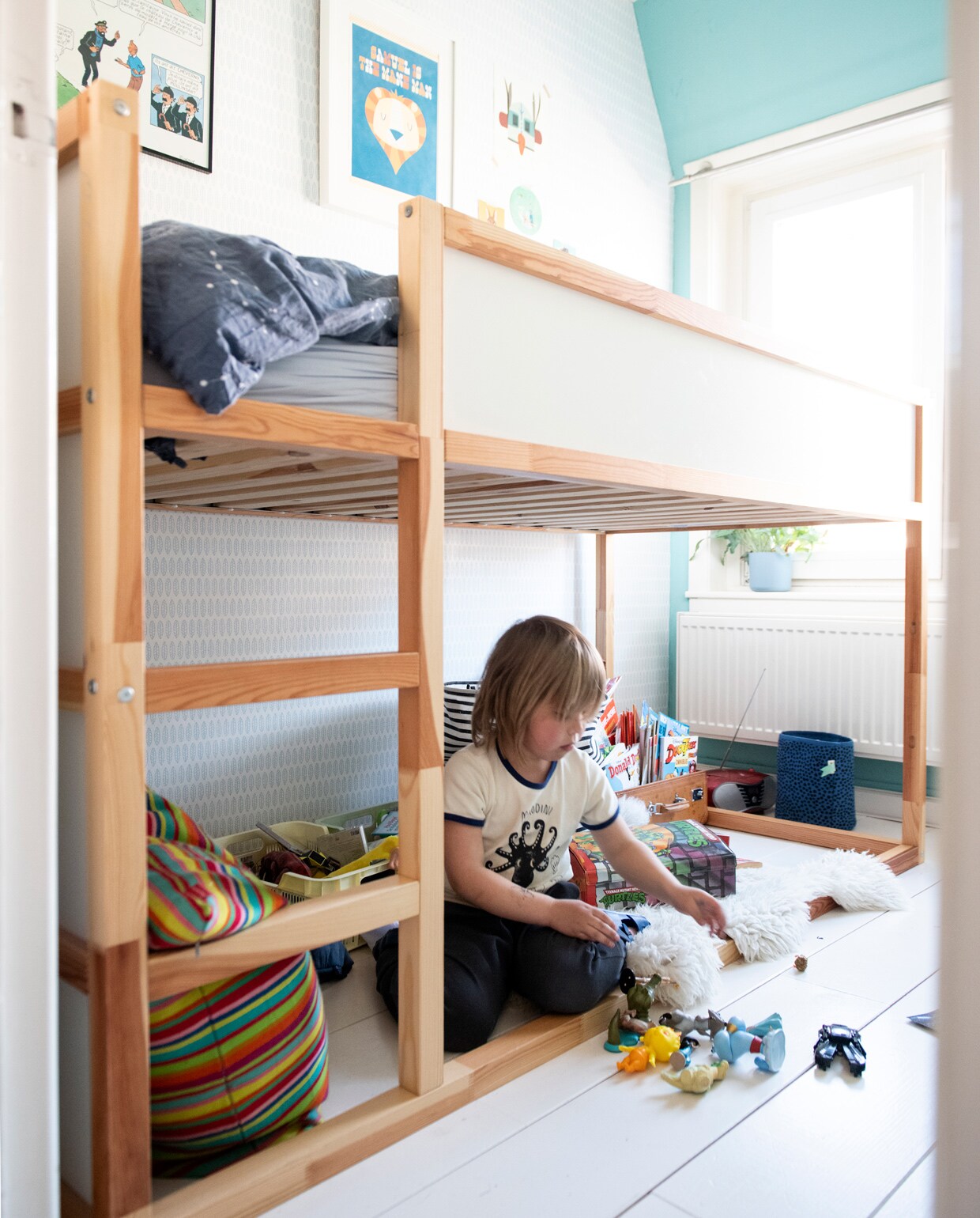 Bed Ikea. Gestreept Alexander Girard-kussen Vitra. Behang Studio Ditte. Muurverf, vloerverf Soft Pearl van Flexa. Mand Ferm Living. Print met naam Samuel Etsy. Franse Kuifje-poster en leren koffer familiebezit. Krat Hema, mand Sissy-Boy. Beddengoed Ikea, vacht Noordermarkt Amsterdam. Overig onbekend. vtwonen 13-2021 | Productie Insidehomepage | Styling Kim Timmerman | Fotografie Louis Lemaire | Tekst Inge van Lieshout | Tekstbewerking Mariska Keus
