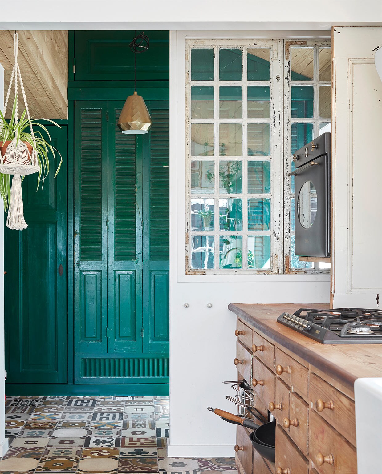 Restant antieke vloertegels uit Egypte. Groene kastenwand gemaakt van oude luiken uit Egypte via Genbyg. Lamp Leben CPH. Overig onbekend. vtwonen special zomerhuizen 07-2021 | productie LIVING INSIDE | fotografie Anitta Behrendt | styling Rikke Graff Juel