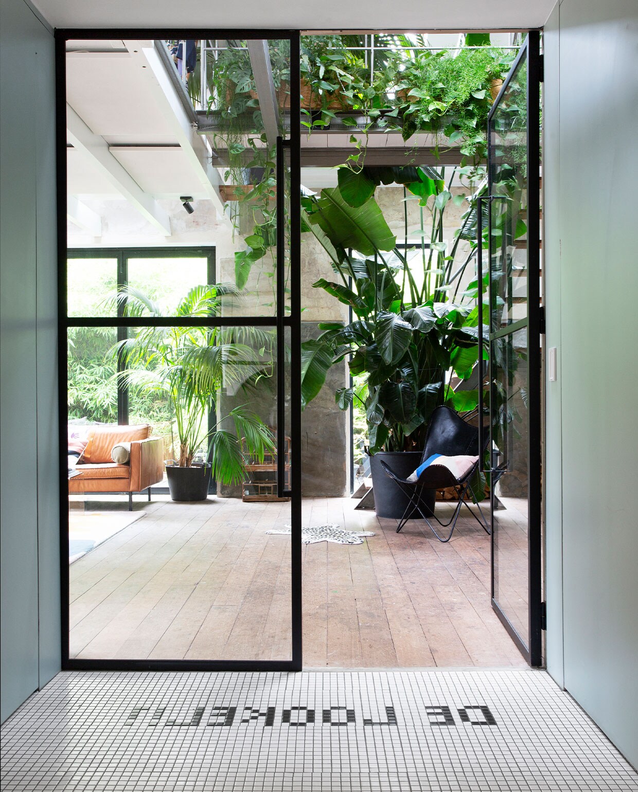 Stalen kozijnen Hemelsby Naarden. Vloertegels Hornbach. Planten Marktplaats. vtwonen 13-2021 | productie De Rookerij | styling, fotografie en tekst Jeltje Janmaat | tekstbewerking Anne van den Dool