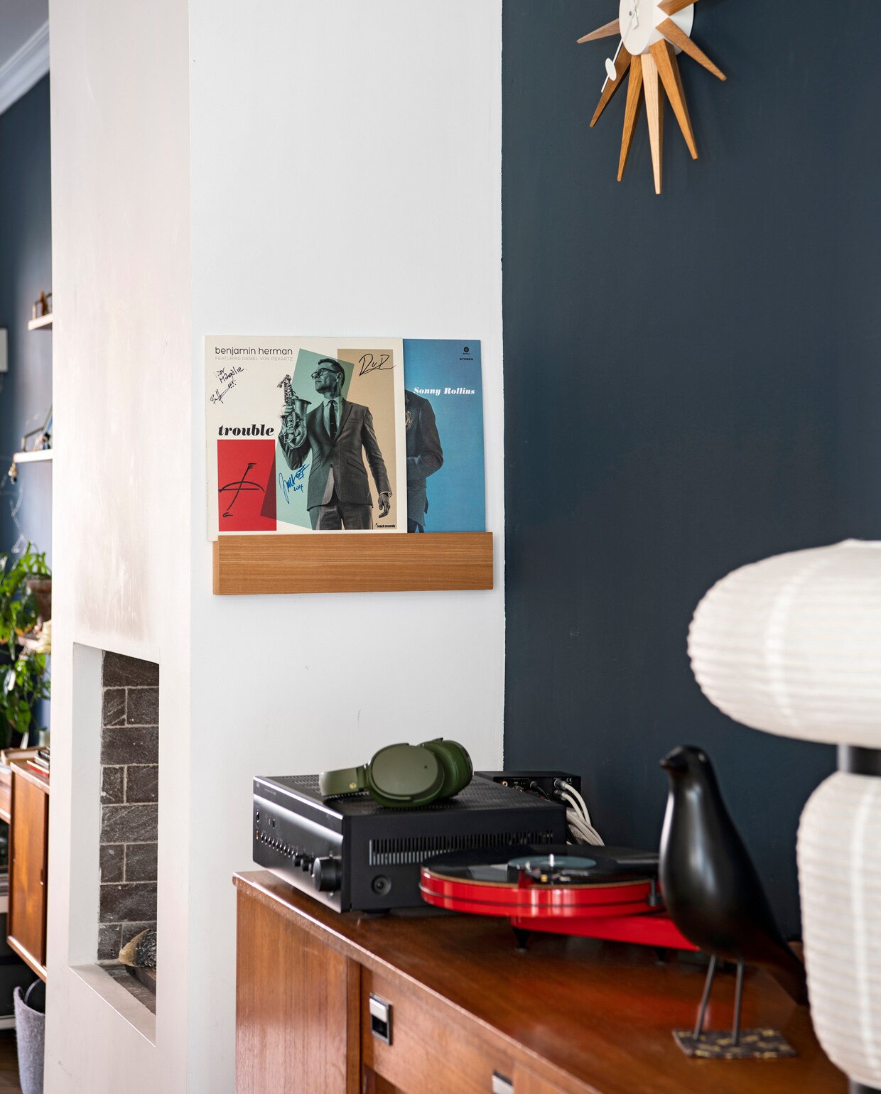 Muurverf Ral 5008. Vintage kast Loods 5, platenspeler Projekt van HiFi Klubben, lamp Formakami van &amp;Tradition. Plank voor elpees Muji. George Nelson-klok Star van MoMA Design Store. vtwonen 13-2021 | Productie Insidehomepage | Styling Kim Timmerman | Fotografie Louis Lemaire | Tekst Inge van Lieshout | Tekstbewerking Mariska Keus