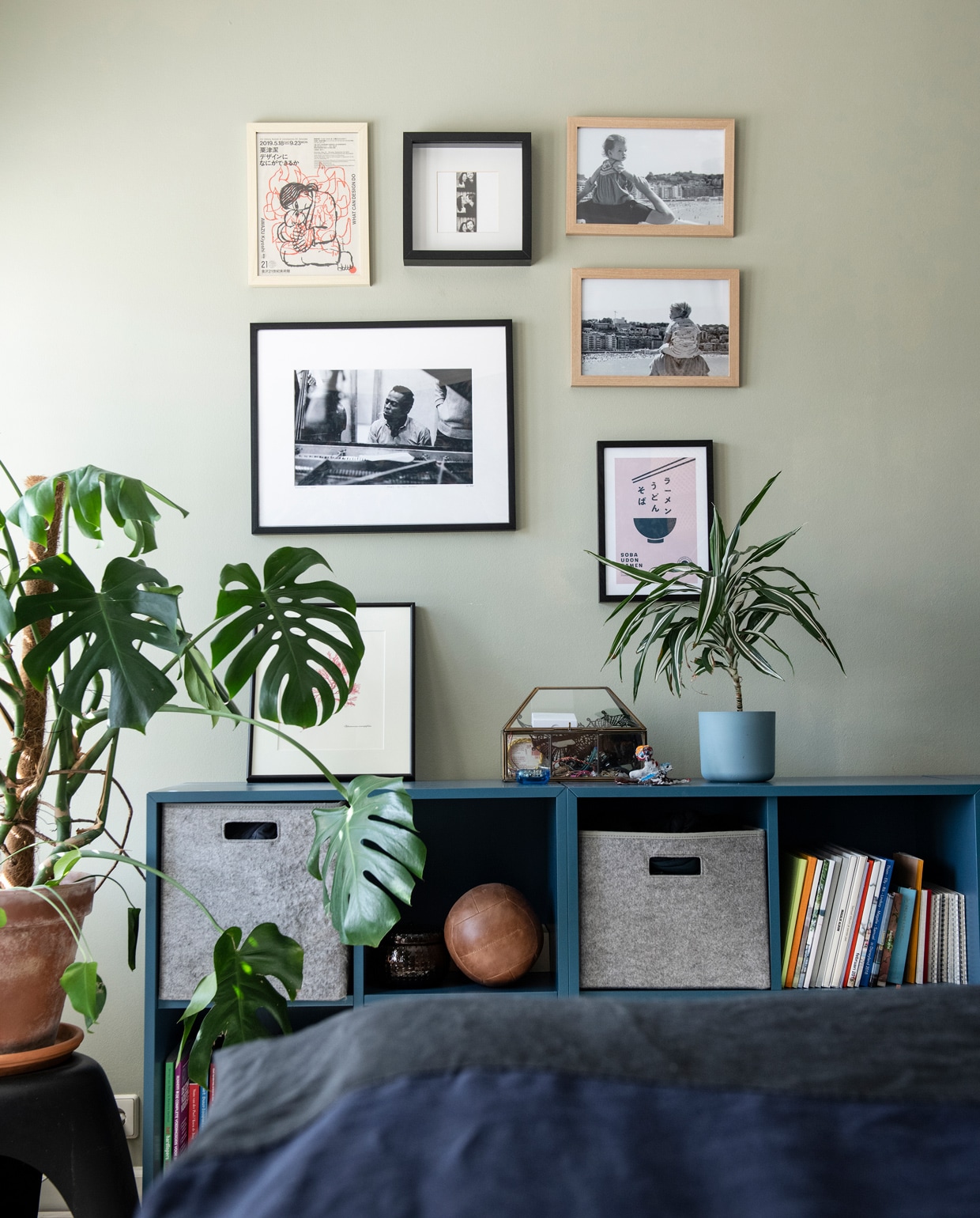 Muurverf French Gray van Farrow &amp; Ball. Kast Ikea, grijze dozen Hema. Vintage leren bal Merci Parijs. Print droogbloemen gekregen van vrienden. Sieradendoos Sissy-Boy. Bloempot Elho. In lijsten: privéfoto’s, Miles Davis van Yellow Korner, print van 21st Century Museum of Modern Art Kanazawa, Miso-print van Desenio, gedroogde tak cadeau gekregen. Blauw beddengoed Crisp Sheets. Overig onbekend. vtwonen 13-2021 | Productie Insidehomepage | Styling Kim Timmerman | Fotografie Louis Lemaire | Tekst Inge van Lieshout | Tekstbewerking Mariska Keus