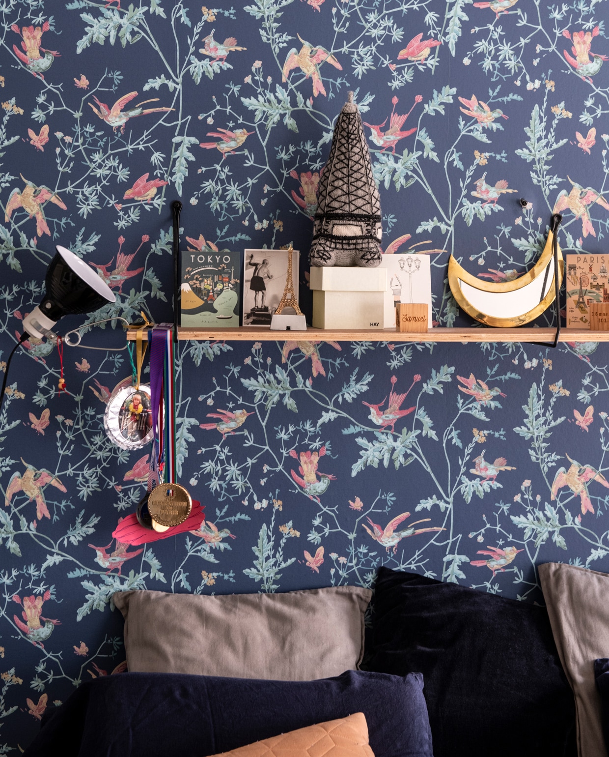 Vliesbehang met druk-dessin in slaapkamer vtwonen 13-2021 | Productie Insidehomepage | Styling Kim Timmerman | Fotografie Louis Lemaire | Tekst Inge van Lieshout | Tekstbewerking Mariska Keus