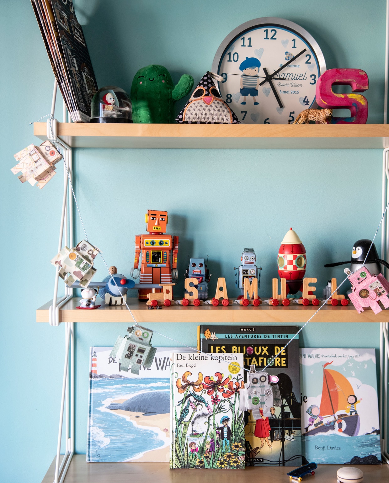 Wandrek Ikea. Speelgoed Janod, &amp;klevering, Artis en souvenirs. Slinger met robots Studio Ditte. Klok met voorkant geboortekaartje Samuel cadeau gekregen. Muurverf Cotton Flowers van Flexa. vtwonen 13-2021 | Productie Insidehomepage | Styling Kim Timmerman | Fotografie Louis Lemaire | Tekst Inge van Lieshout | Tekstbewerking Mariska Keus