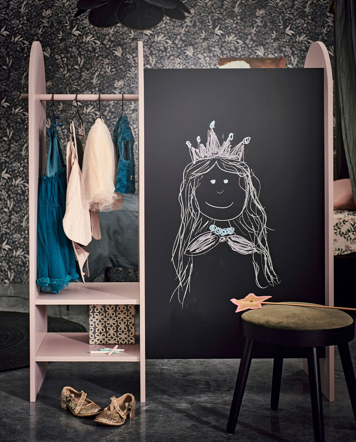 Behang Nocturne 2014 € 59,95 (borastapeter.com). Verf Light Peachblossom (littlegreene.nl). Hanglamp Pale € 225,- (georgesstore.fr). koffertjes Orangerie van Konges Sløjd, set van 2 € 24,-, kussensloop met blauwe blaadjes Woodlands, 50×70 cm € 30,-, kussensloop met roze bloemen Honeysuckle 50×70 cm € 34,- van Garbo &amp; Friends (littledreamers.nl). Spijlenbed prijs op aanvraag (vroegerentoen.nl). Vloerkleed Eternal van Ferm Living, 140×200 cm € 199,- (vtwonen.nl). Kruk Laurie € 54,99 (karwei.nl). Jurkje € 57,50 en bolero € 28,- van Maileg, vlindervleugels Lucy met haarband van Numero 74 € 65,-, toverstaf Baobab van Numero 74 € 13,-, glitterschoenen van Konges Sløjd € 47,-, blauwe dekbedovertrekset zonder kussensloop Ice Blue van Numero 74, 140×200 cm € 105,-, roze dekbedovertrekset Wilted van Midnatt, 140×200 cm € 60,- (lidor.nl). Tutu van Maed for Mini € 55,- (fishonthemoon.com). Cape Leia van Numero 74, € 69,-, metalen kledinghangers van Numero 74, per stuk € 15,- (archive-store.nl). Hoedje en tafellamp kringloopwinkel. Opbergdoos met bloemenprint € 7,47 (sostrenegrene.com). Krijtjes € 0,30 (action.com/nl). Poef Sequioa van Frederica, 40 cm (Ø) € 1269,- (designtales.nl). Hoedendoos € 65,- (burbri.nl). Krukje, borstel, kam, doosje en kettingen privébezit. vtwonen 13-2021 | Styling kim van rossenberg | Uitvoering Richard van Meerveld | Fotografie Sjoerd Eickmans | Assistentie Sanne Ketelaar