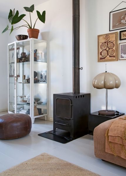 Kachel tweedehands. Vintage lamp Haga. Prenten en tekeningen kringloopwinkel en Leidse kunstenaars. Poef kringloopwinkel. Vitrinekast Vintage Fabriek. Schaal herkomst onbekend. vtwonen 09-2021 | styling Jos Spaans | fotografie Barbara Groen