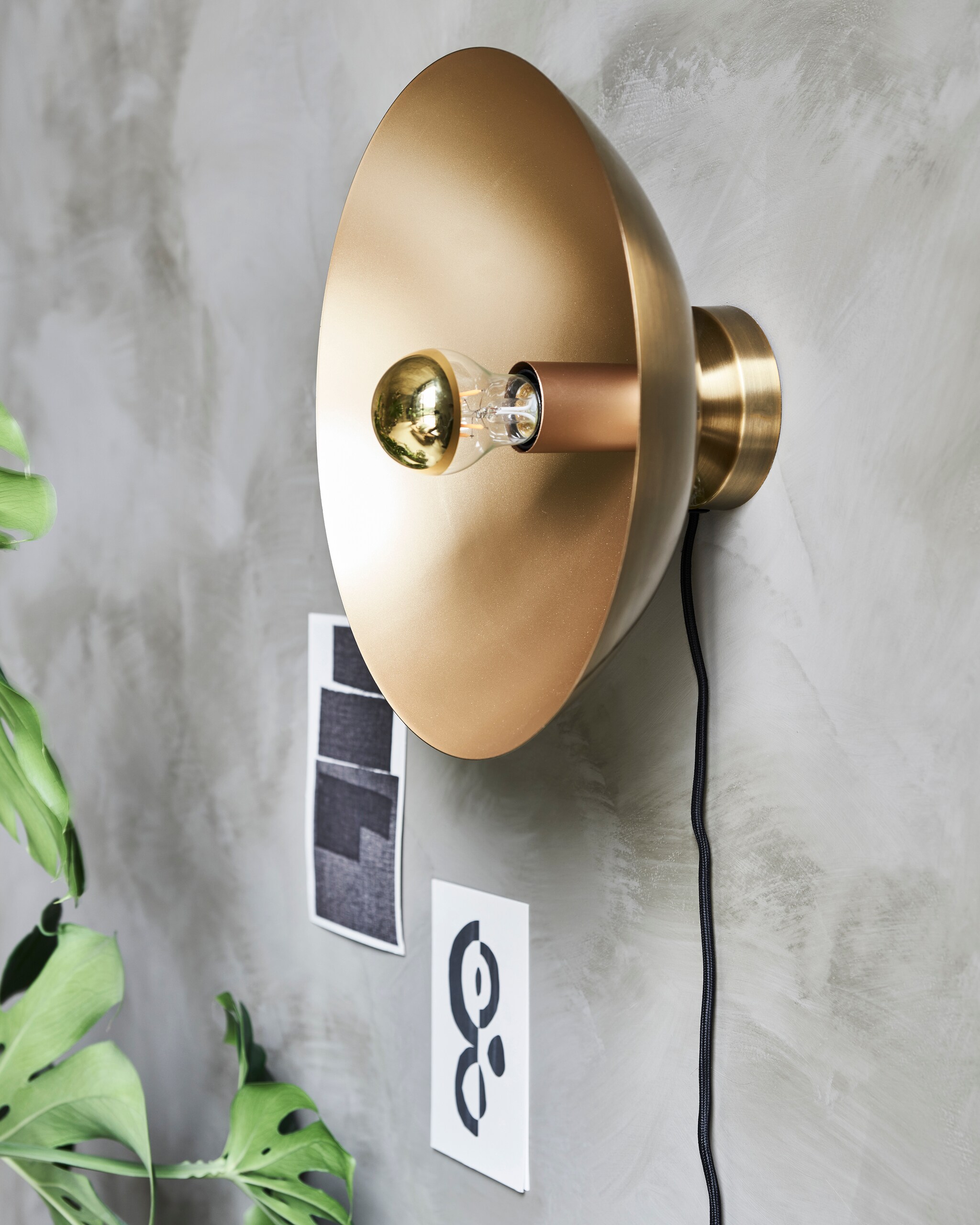Metalen wandlamp Disk, 33×15 cm (Øxh), exclusief lichtbron € 84,99 (Karwei). M.m.v. pure-original.nl (muurverf Fresco in de kleur Tundra), sukha.nl (kaart links), sostrenegrene.com (kaart rechts). vtwonen 11-2021 | Productie Tanja Saarberg | Styling marlies Does | Fotografie  Bart Brussee\n