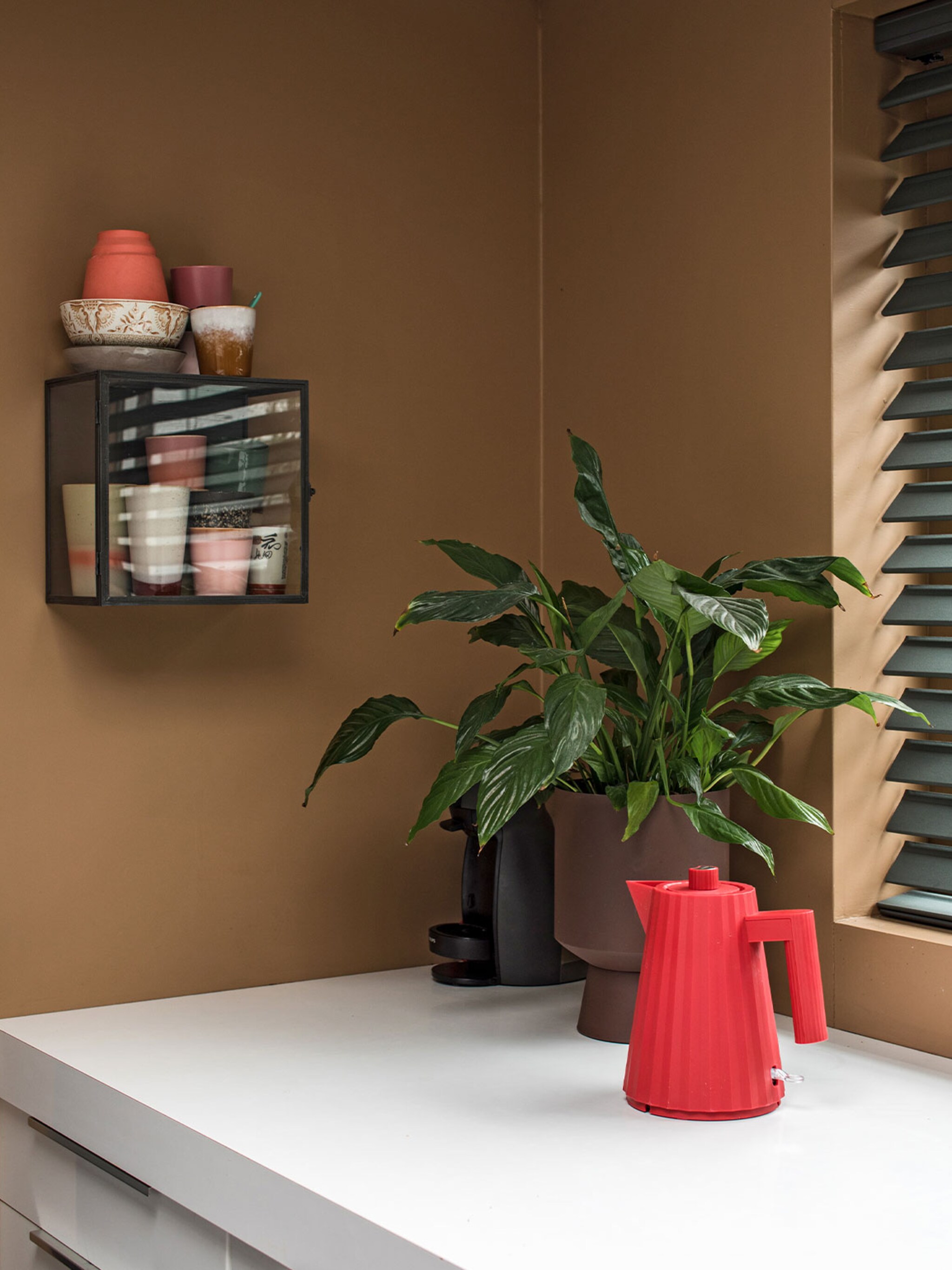 klaar voor kleur rood in de keuken maakt een opmars