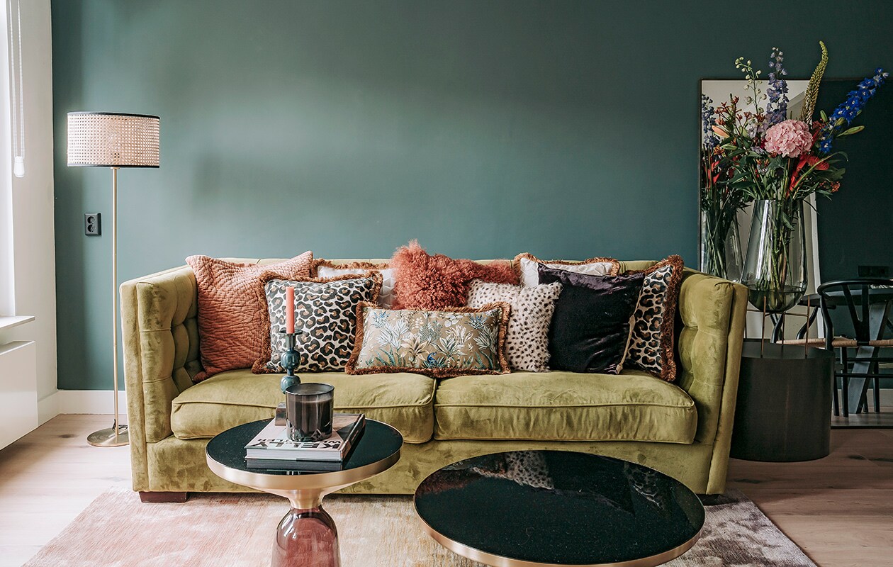 Vouwgordijnen Jan Sikkes, muurverf Inchyra Blue van Farrow &amp; Ball. Bank Rofra Home. Kussens, vloerkleed, poef en kandelaar Nox Studio Interiors. Bijzettafels Classicon, geurkaars, staande lamp Zara Home.Koffietafelboek Kelly Wearstler. vtwonen 06-2021 | Productie CocoFeatures | Fotografie Muk van Lil | tekst Cathelijne van Wingerden
