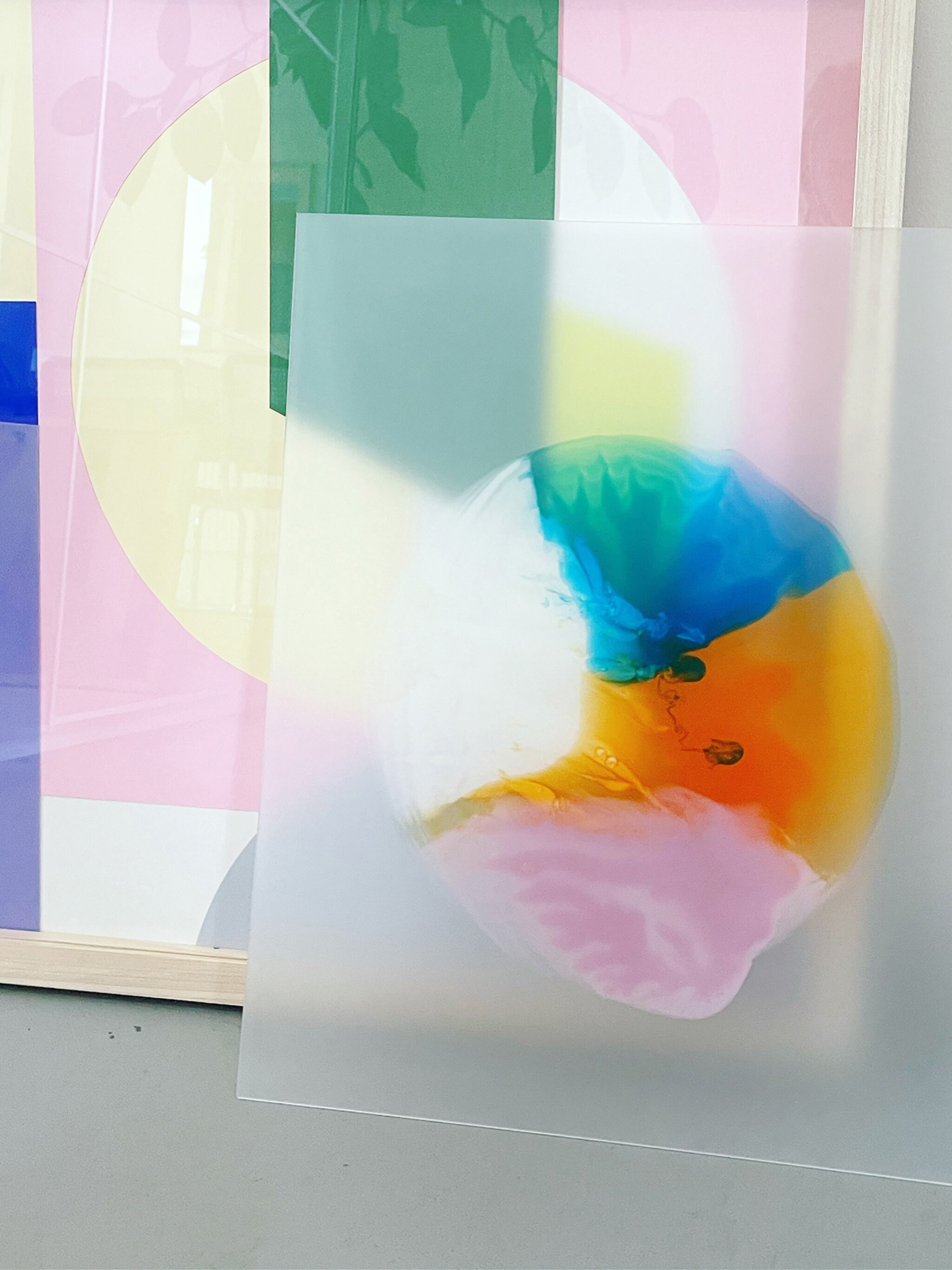 femke van femm maakt abstracte collages van verschillende soorten papier