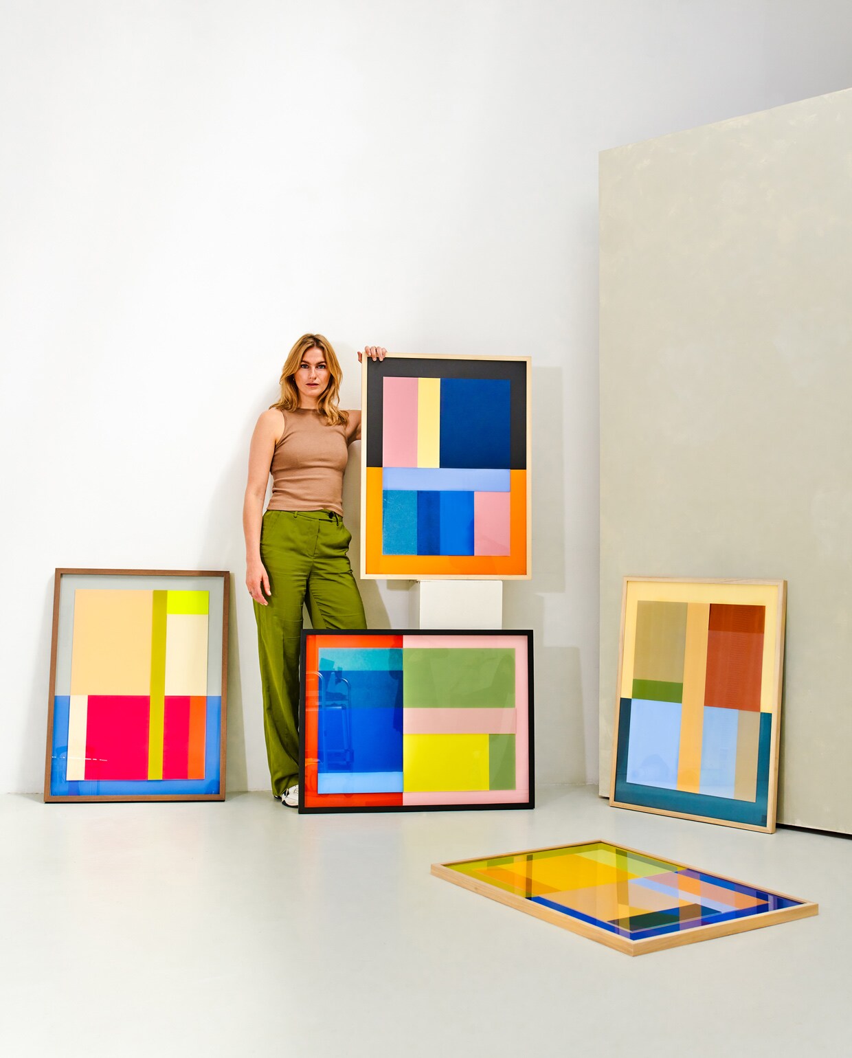 FEMM; Unieke, abstracte collages van verschillende soorten (gekleurd) papier. vtwonen 13-2021 | Tekst Roos Stalpers en Fee van ’t Veen | Fotografie Femke Hofhuis