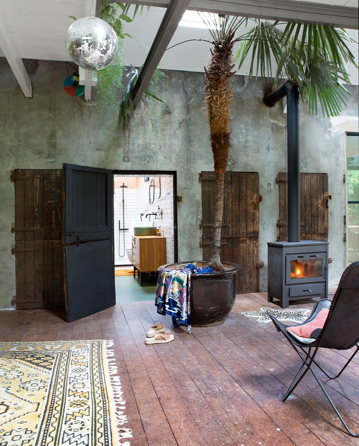 Kleed, plantenpot en wastafelmeubel vintage. Wastafel Saniclear. Tegels Hornbach. Spots Philips. Houtkachel Karwei. Vlinderstoel vintage. vtwonen 13-2021 | productie De Rookerij | styling, fotografie en tekst Jeltje Janmaat | tekstbewerking Anne van den Dool