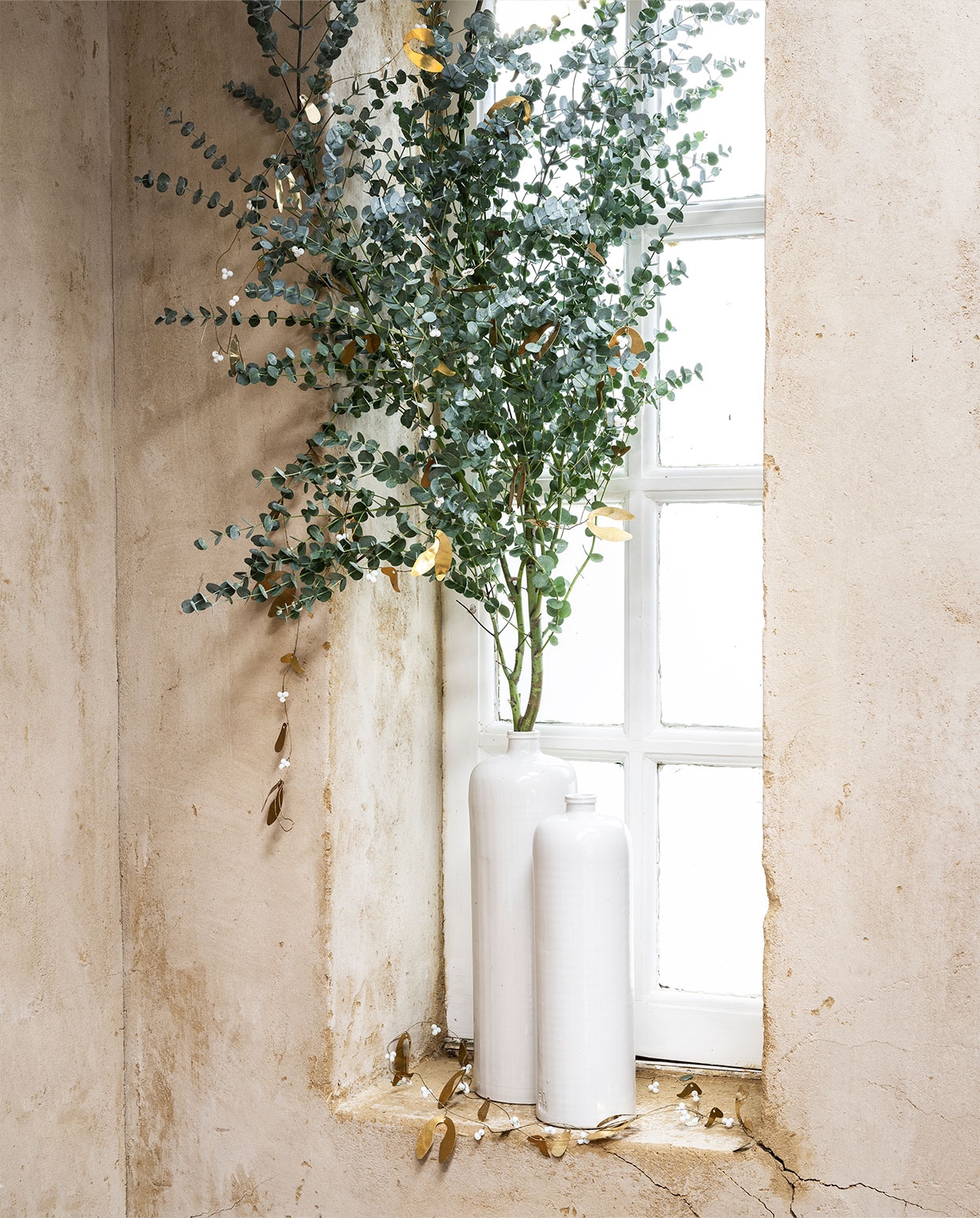 Eucalyptustak (intratuin.nl). Metalen mistletoe guirlande, per stuk € 17,95 (weldaad.com). Overig privébezit. vtwonen 12-2021 | styling Moniek Visser | fotografie Stan Koolen | assistentie Sanne Kiesling