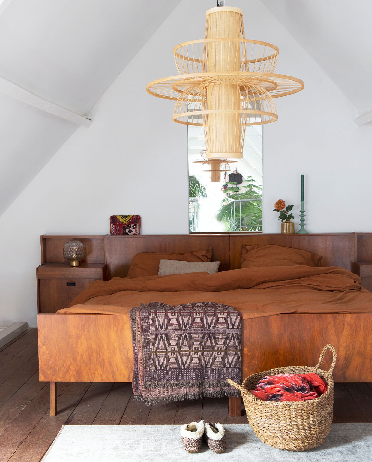 Bed vintage. Hanglamp Orientique. Nachtkastje en tafellamp vintage. Doek Sissy-Boy Homeland. Overig onbekend. vtwonen 13-2021 | productie De Rookerij | styling, fotografie en tekst Jeltje Janmaat | tekstbewerking Anne van den Dool