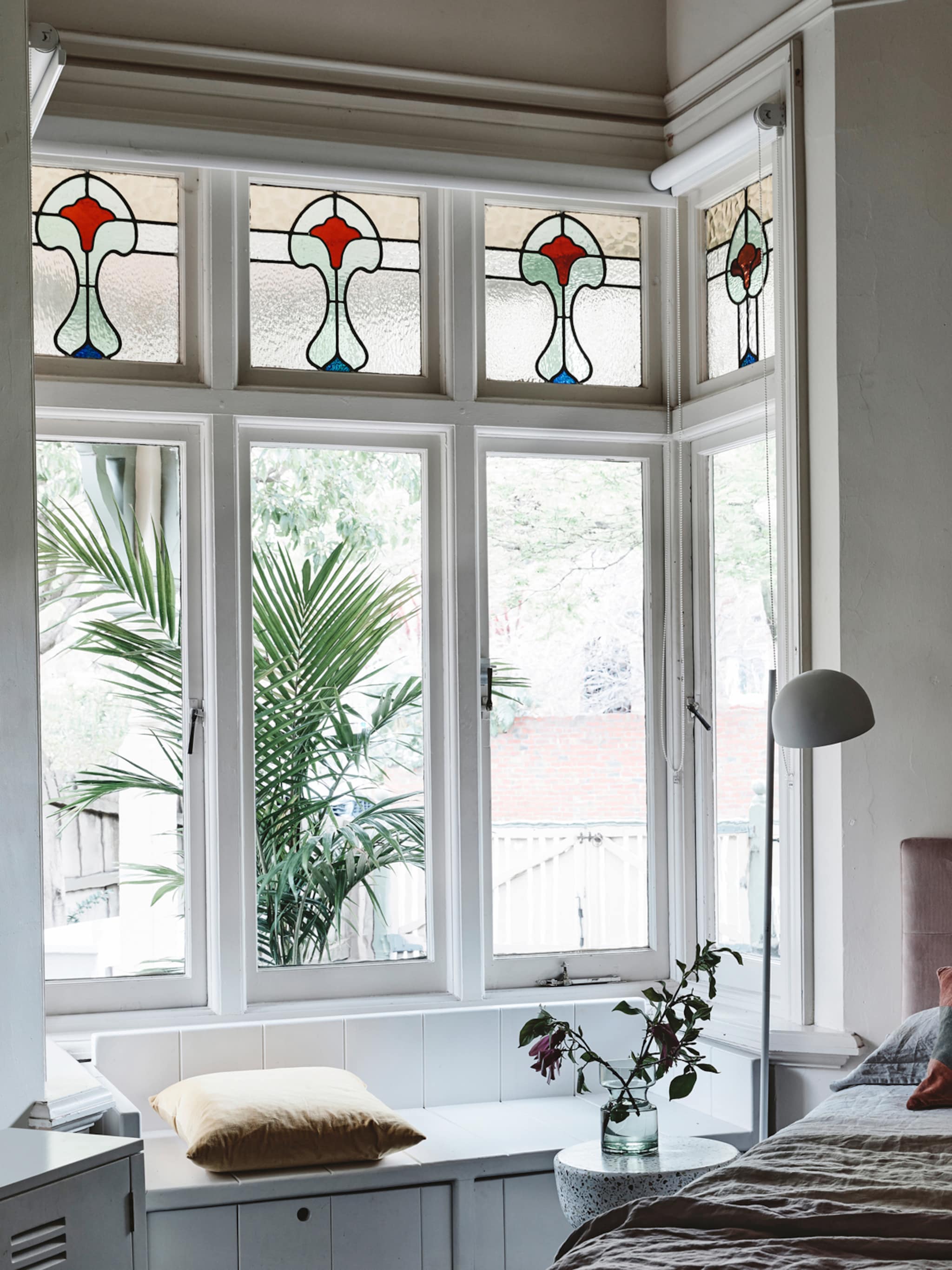 met zorg behandelen glas in loodramen schoonmaken