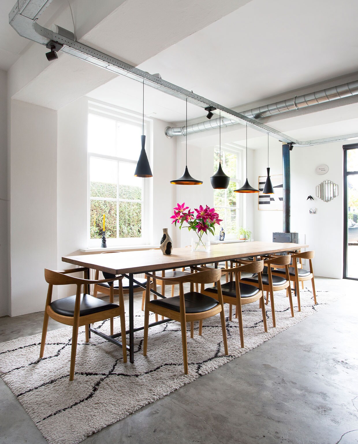 Tafel Jan van IJken. Stoelen Kennedy Chairs van Hans Wegner. Hanglampen Tom Dixon. Pizzaoven Weltevree. Vloerkleed Karwei. Spiegels Sissy-Boy Homeland. Vazen onbekend. vtwonen 13-2021 | productie De Rookerij | styling, fotografie en tekst Jeltje Janmaat | tekstbewerking Anne van den Dool