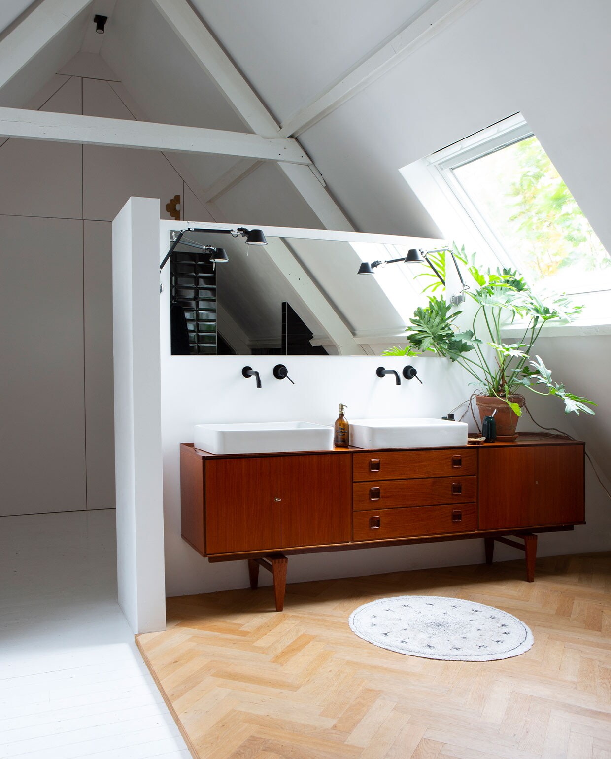 Dressoir vintage Fristho. Lampen Artemide. Kranen en wasbakken onbekend. vtwonen 13-2021 | productie De Rookerij | styling, fotografie en tekst Jeltje Janmaat | tekstbewerking Anne van den Dool