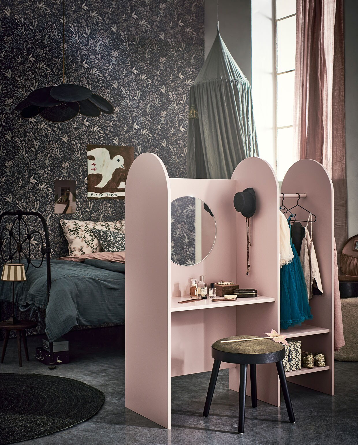 Behang Nocturne 2014 € 59,95 (borastapeter.com). Verf Light Peachblossom (littlegreene.nl). Hanglamp Pale € 225,- (georgesstore.fr). Hemel van Konges Sløjd € 99,95, poster Fly to Tokyo van Fine Little Day, 50×50 cm € 36,-, poster Moonlight van Ted and Tone, A4-formaat € 13,95, koffertjes Orangerie van Konges Sløjd, set van 2 € 24,-, kussensloop met blauwe blaadjes Woodlands, 50×70 cm € 30,-, kussensloop met roze bloemen Honeysuckle 50×70 cm € 34,- van Garbo &amp; Friends (littledreamers.nl). Spijlenbed prijs op aanvraag (vroegerentoen.nl). Vloerkleed Eternal van Ferm Living, 140×200 cm € 199,- (vtwonen.nl). Gordijnen, 120×250 cm, set van 2 € 39,99 (hm.com). Kruk Laurie € 54,99, spiegel 40 cm (Ø) € 13,19 (karwei.nl). Jurkje € 57,50 en bolero € 28,- van Maileg, vlindervleugels Lucy met haarband van Numero 74 € 65,-, toverstaf Baobab van Numero 74 € 13,-, glitterschoenen van Konges Sløjd € 47,-, blauwe dekbedovertrekset zonder kussensloop Ice Blue van Numero 74, 140×200 cm € 105,-, roze dekbedovertrekset Wilted van Midnatt, 140×200 cm € 60,- (lidor.nl). Tutu van Maed for Mini € 55,- (fishonthemoon.com). Cape Leia van Numero 74, € 69,-, metalen kledinghangers van Numero 74, per stuk € 15,- (archive-store.nl). Hoedje en tafellamp kringloopwinkel. Bruin sieradendoosje € 6,58, opbergdoos met bloemenprint € 7,47, haarclips vanaf € 2,78 (sostrenegrene.com). Krijtjes € 0,30 (action.com/nl). Poef Sequioa van Frederica, 40 cm (Ø) € 1269,- (designtales.nl). Hoedendoos € 65,- (burbri.nl). Krukje, borstel, kam, doosje en kettingen privébezit. vtwonen 13-2021 | Styling kim van rossenberg | Uitvoering Richard van Meerveld | Fotografie Sjoerd Eickmans | Assistentie Sanne Ketelaar