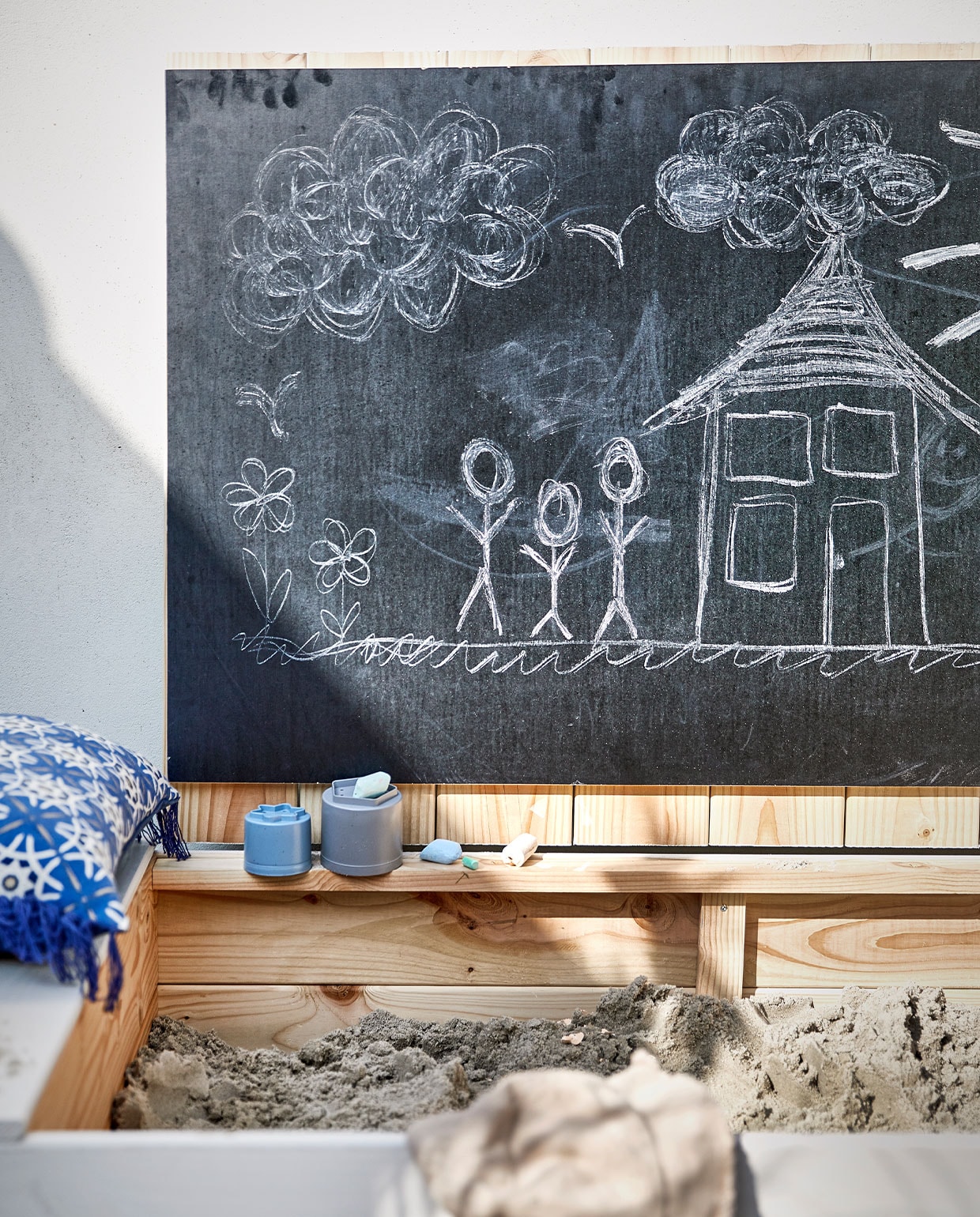 Kussen Grace € 29,99 (intratuin.nl). Zandset € 19,95 van Bio-toys (ilovespeelgoed.nl). Schepje € 2,50 (hema.nl). Zonnehoedje € 9,99 (zara.com). Overig privébezit. vtwonen tuin special 4-2021 | productie Corrien Flohil | uitvoering Johan Snoodijk @snoodijkencostyling Moniek Visser | fotografie Peggy Janssen