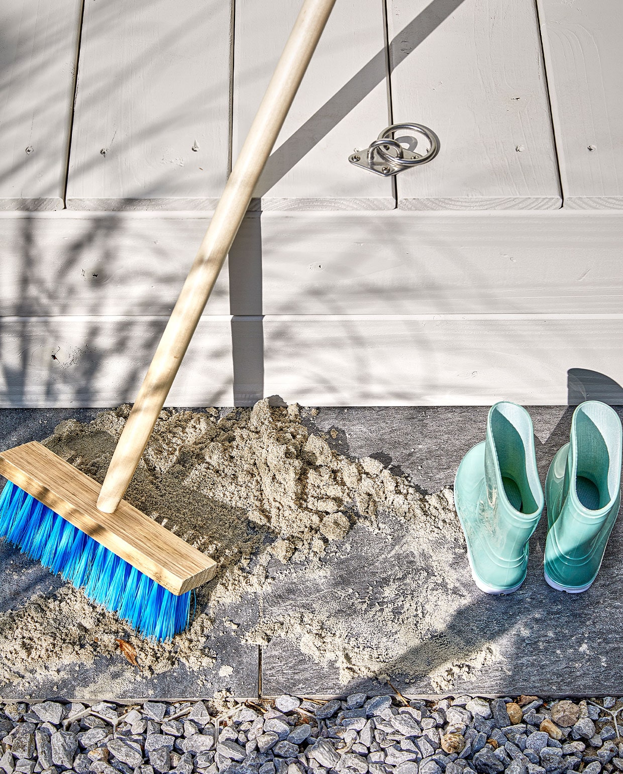 Laarsjes € 9,99, kinderbezem € 6,49 (intratuin.nl). Overig privébezit. vtwonen tuin special 4-2021 | productie Corrien Flohil | uitvoering Johan Snoodijk @snoodijkencostyling Moniek Visser | fotografie Peggy Janssen