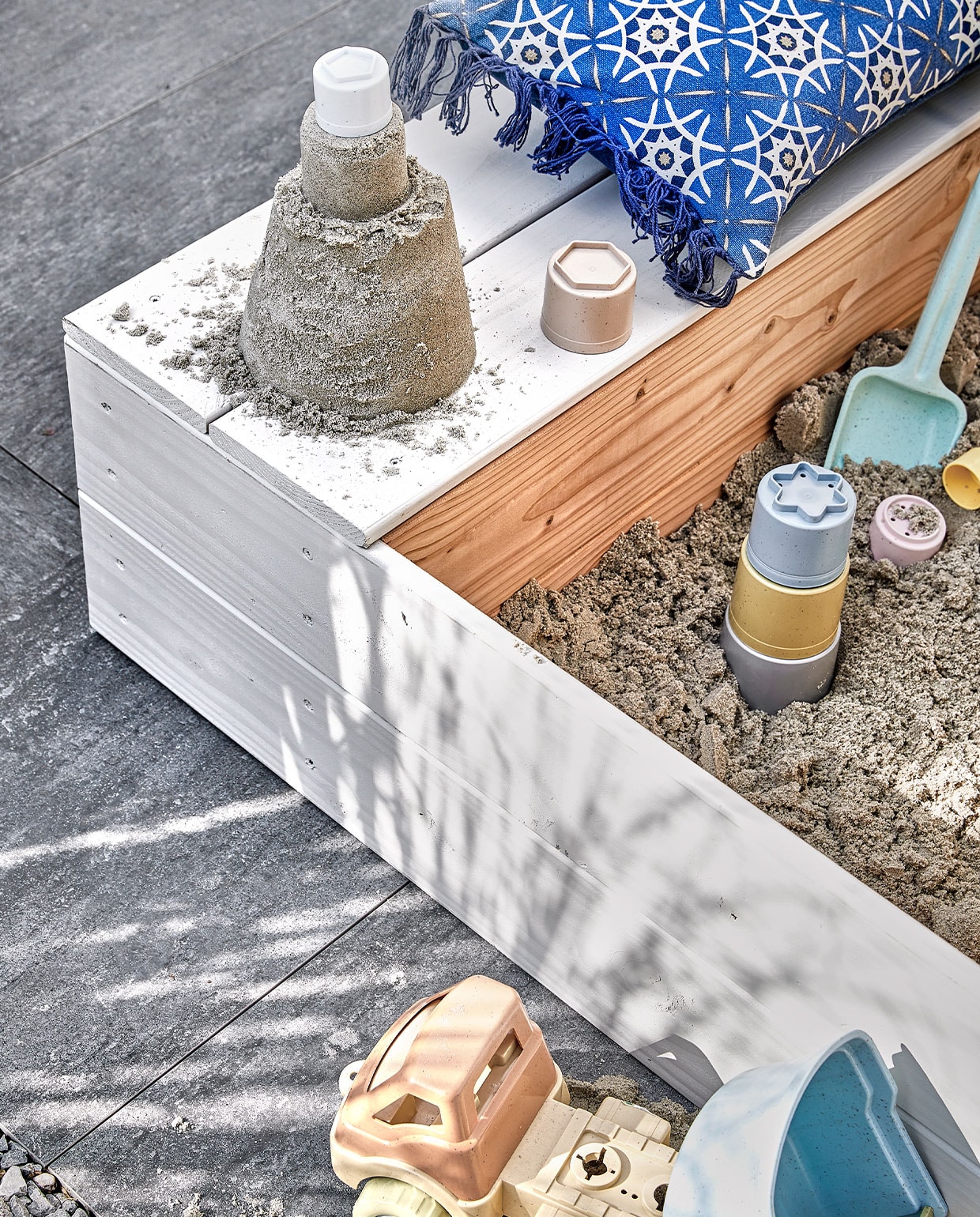 Kussen Grace € 29,99 (intratuin.nl). Zandset € 19,95 en klepwagen € 22,95 van Bio-toys (ilovespeelgoed.nl). Schepje € 2,50 (hema.nl). Laarsjes € 9,99, kinderbezem € 6,49 (intratuin.nl). Zonnehoedje € 9,99 (zara.com). Overig privébezit. vtwonen tuin special 4-2021 | productie Corrien Flohil | uitvoering Johan Snoodijk @snoodijkencostyling Moniek Visser | fotografie Peggy Janssen