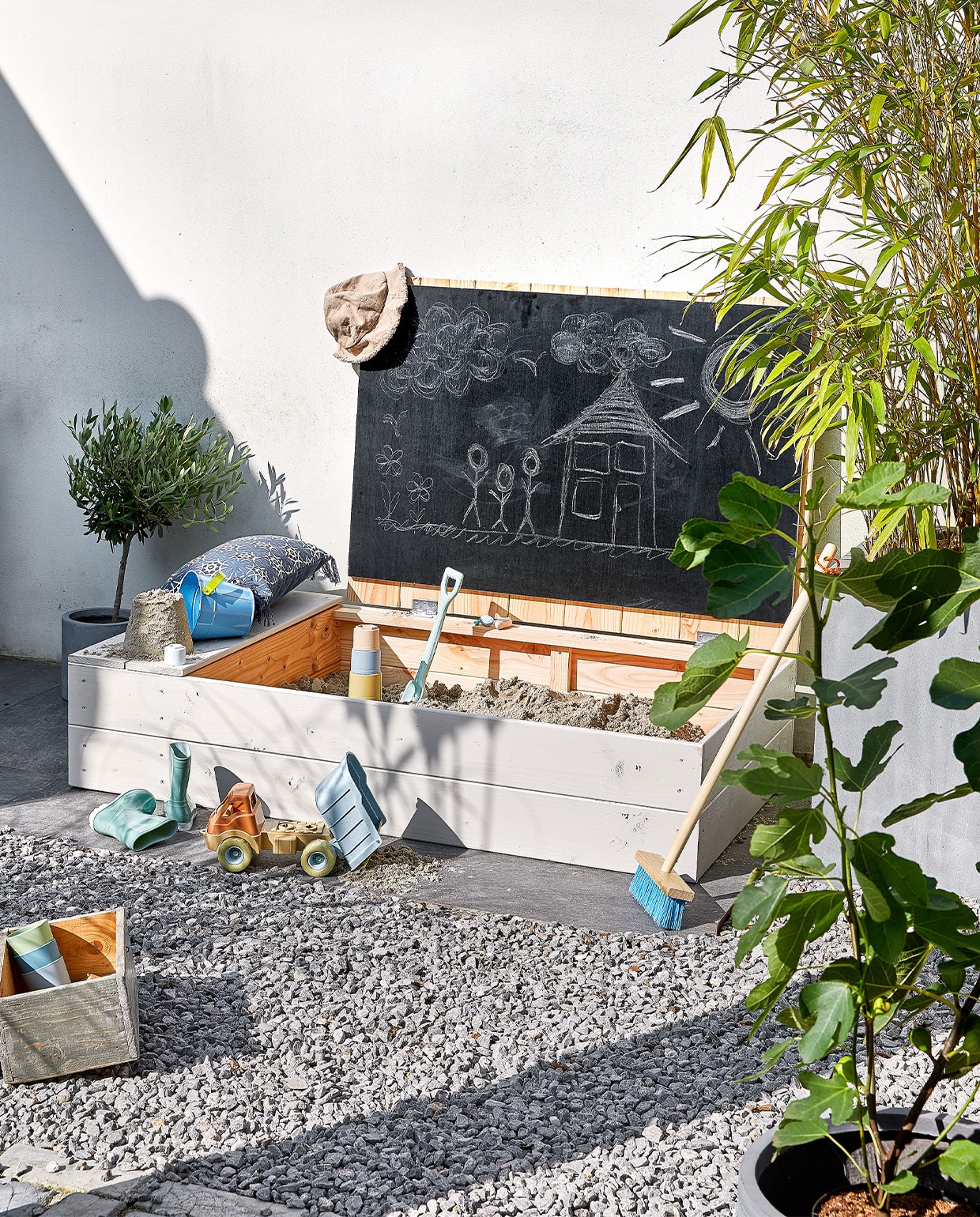 Kussen Grace € 29,99 (intratuin.nl). Zandset € 19,95 en klepwagen € 22,95 van Bio-toys (ilovespeelgoed.nl). Schepje € 2,50 (hema.nl). Laarsjes € 9,99, kinderbezem € 6,49 (intratuin.nl). Zonnehoedje € 9,99 (zara.com). Overig privébezit. vtwonen tuin special 4-2021 | productie Corrien Flohil | uitvoering Johan Snoodijk @snoodijkencostyling Moniek Visser | fotografie Peggy Janssen