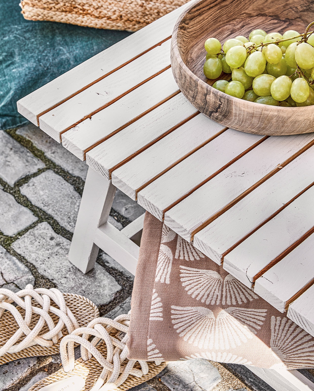 walnoothouten schaal € 75,- (householdhardware.nl). Instappers € 35,99 (zarahome.com). Plaid Native Fan € 34,99 (sissy-boy.com). Sisal kussen € 25,- (loods5.nl). Overig privébezit. vtwonen tuin special 4-2021 | productie Corrien Flohil | uitvoering Johan Snoodijk @snoodijkencostyling Moniek Visser | fotografie Peggy Janssen