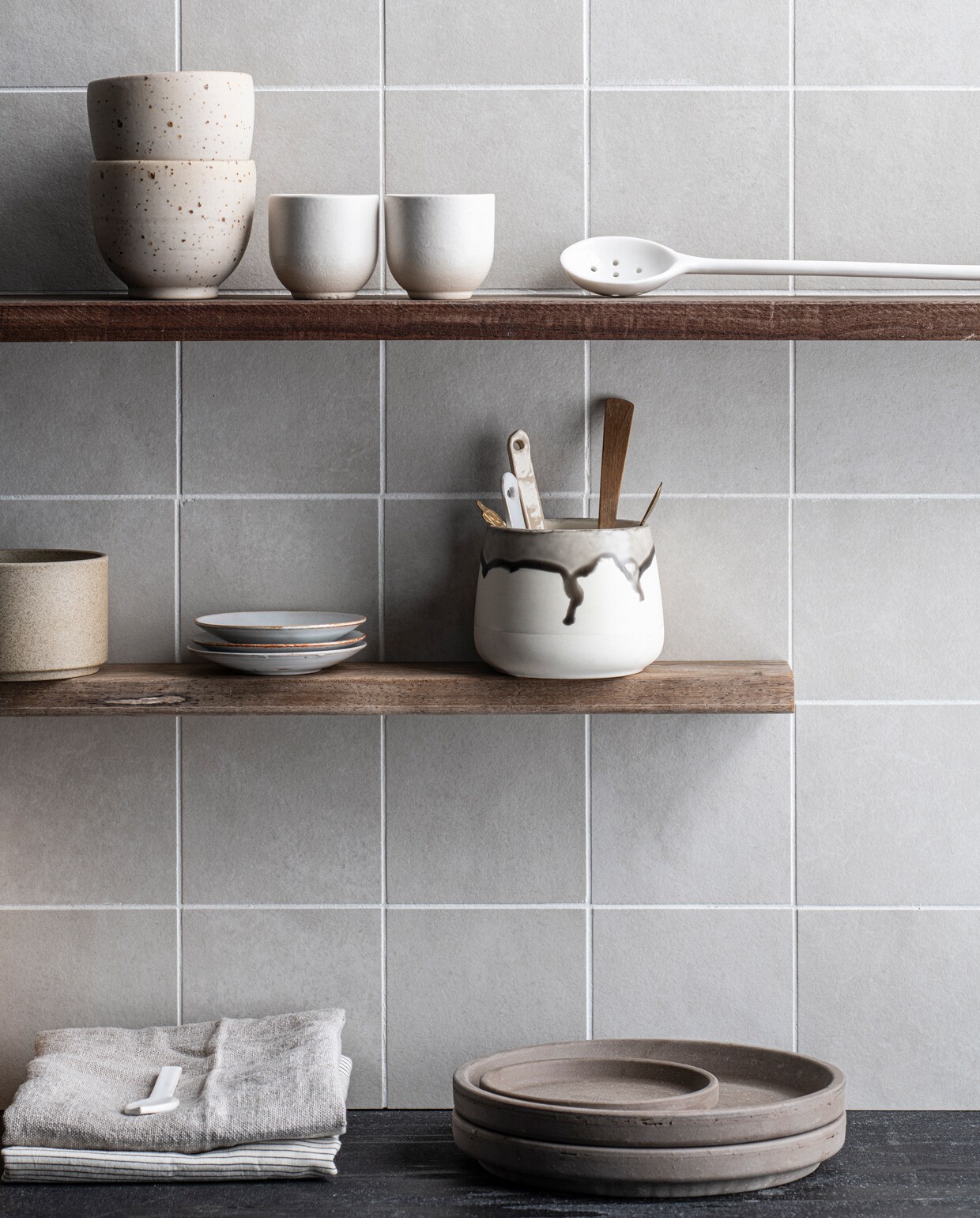 Gespikkelde mokken € 19,50 (studiobloei.nl). Keramieken zeef vanaf € 12,-, lepeltjes vanaf € 7,95 (boet-stijl.nl). Kom Hasami € 12,- (thefinestore.com),- Linnen servet per set € 16,90, theedoek € 11,- (mooisenmeer.nl). Overig privébezit. vtwonen 10-2021 | styling myla griese | Fotografie louis lemaire