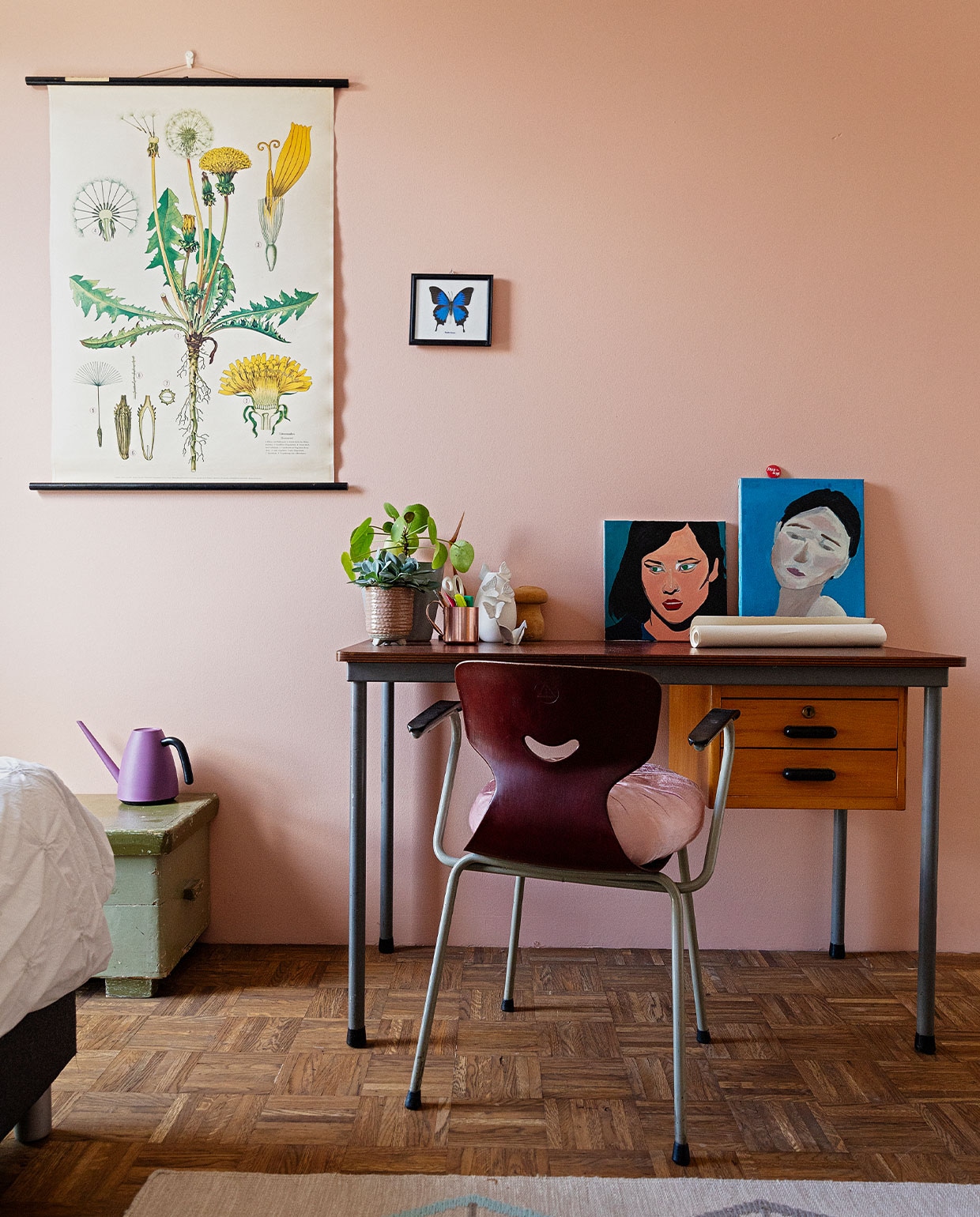 Kleuren op de muur zelfgemengd, eikenhouten ondervloer voor parket, groene kist Van Dijk &amp; Ko, gieter Elho, poster van een lagere school, schilderijtje opgezette vlinder herkomst onbekend, bureau, stoel Marktplaats, plant Sprinklr Planten, koperen beker overgebleven na een fotoshoot, wit vaasje Dotshop, kunstwerken Ziggy Wijnberg, kleed Ikea. vtwonen 09-2021 | fotografie Dana van Leeuwen | styling Ilona Jongepier | tekst Cathelijne van Wingerden