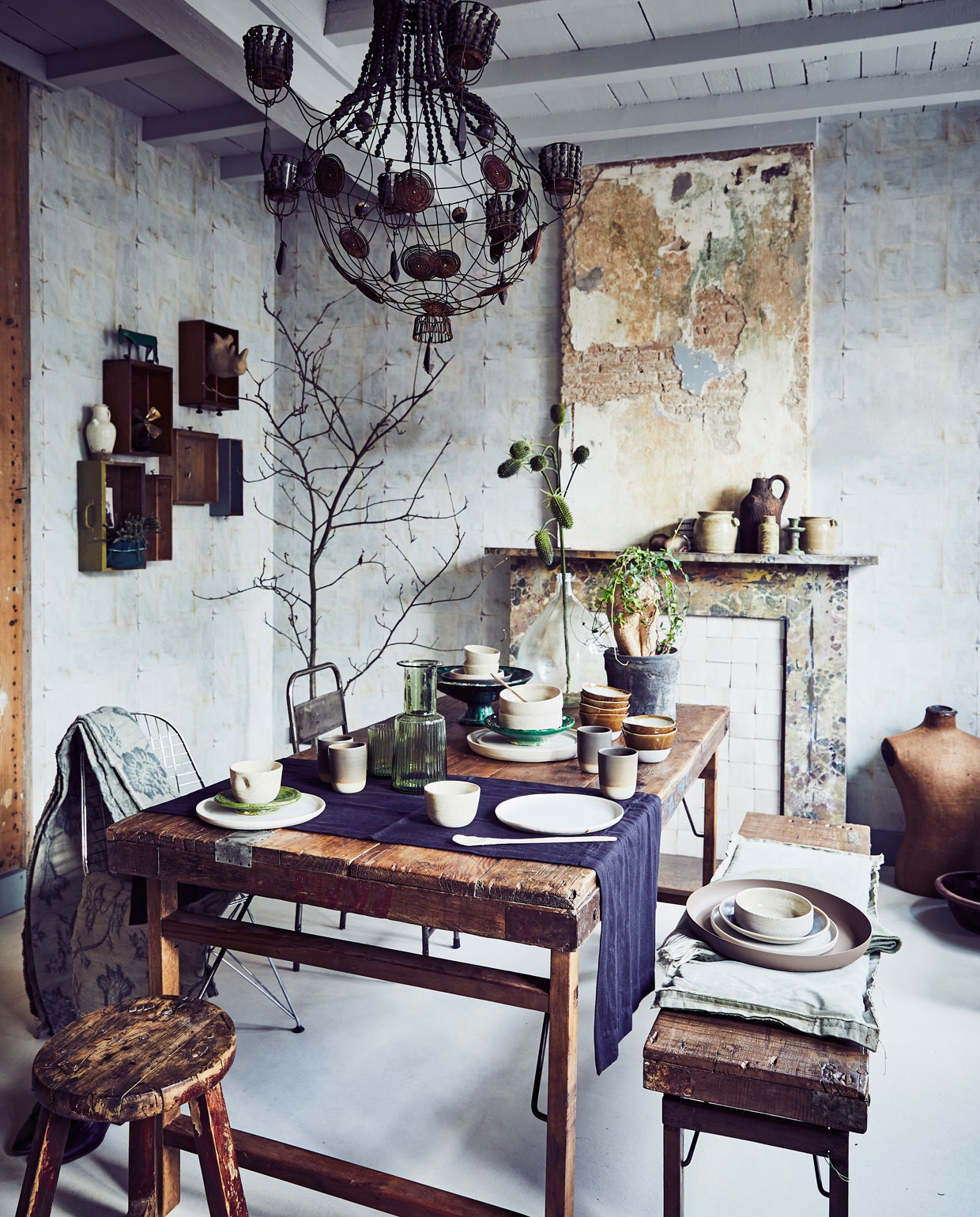 Muurverf Broccoli Brown van Farrow &amp; Ball. Kunstwerk links kringloop, rechts Enkel Art Studio. Bank Ikea, kussen Madam Stoltz. Bijzettafel kringloop, met zelf geplaatste spiegelplaat. Decoratiedobbelsteen en ingelijst portretje familiestuk. Hanglamp Marktplaats. vtwonen 03-2018 | styling Liza Wassenaar | fotografie Jeroen van der Spek